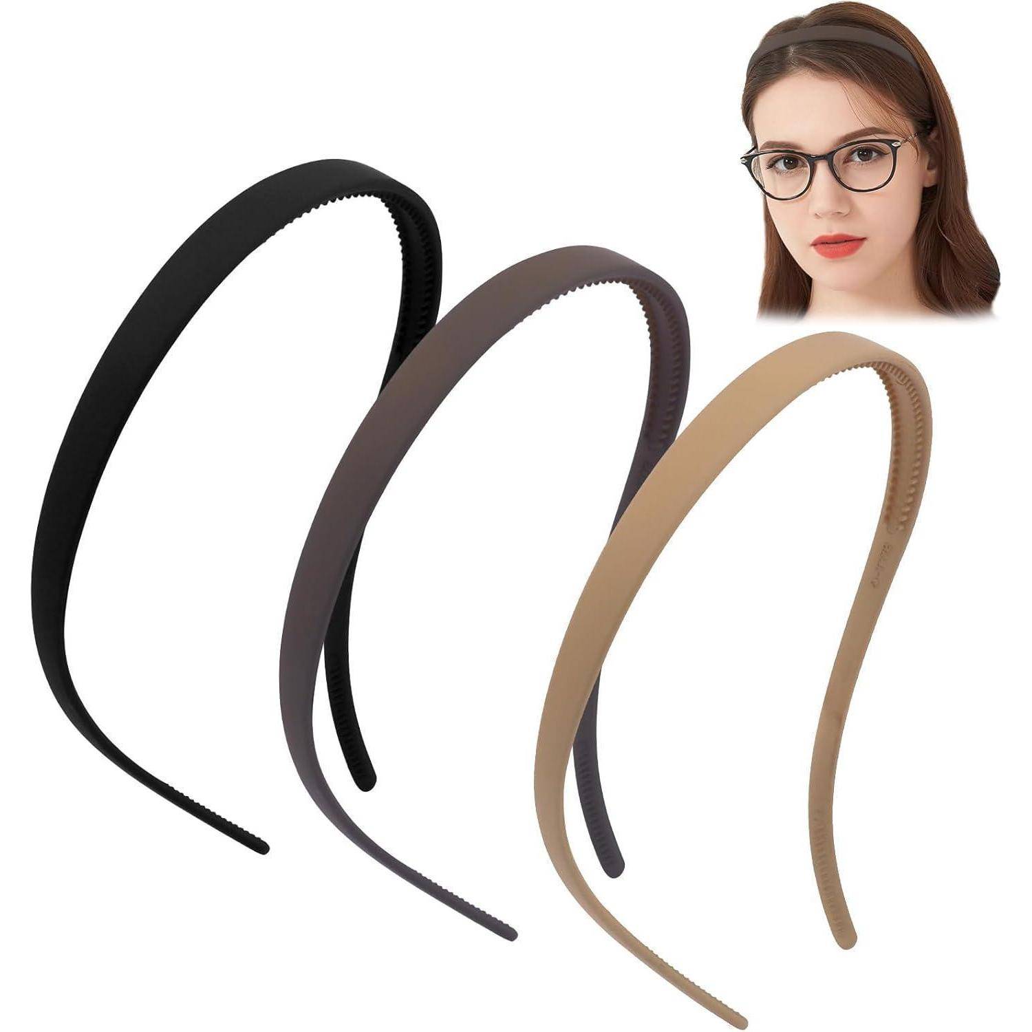 Drei glatte, Kunststoff-Haarreife in Schwarz, Braun und Beige, dargestellt neben einer Frau mit Brille, die einen ähnlichen Haarreif trägt.