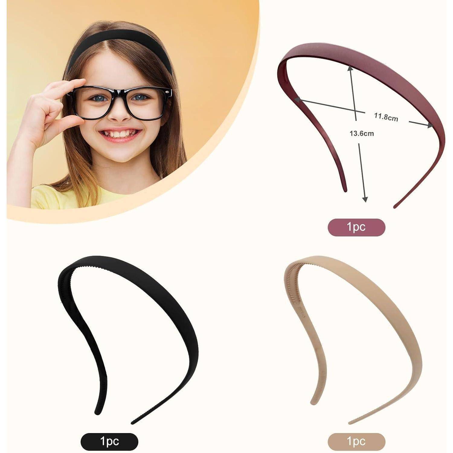 Ein lächelndes Kind mit schwarzer Hornbrille und einem dunklen Haarband. Drei Haarbänder darunter in Dunkelrot, Schwarz und Beige, jeweils mit der Aufschrift „1 Stk.