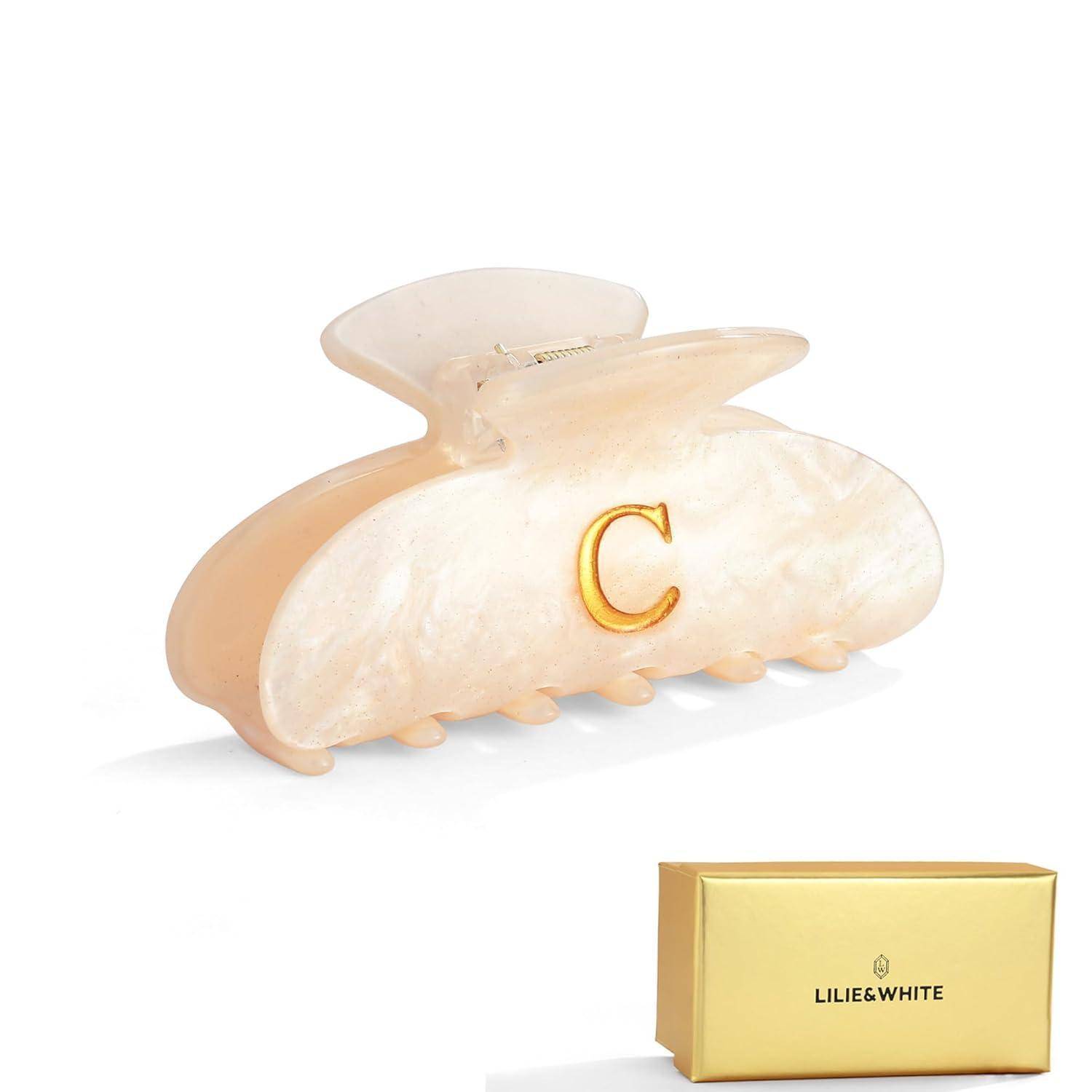 Eine beige Haarspange mit einem goldenen 