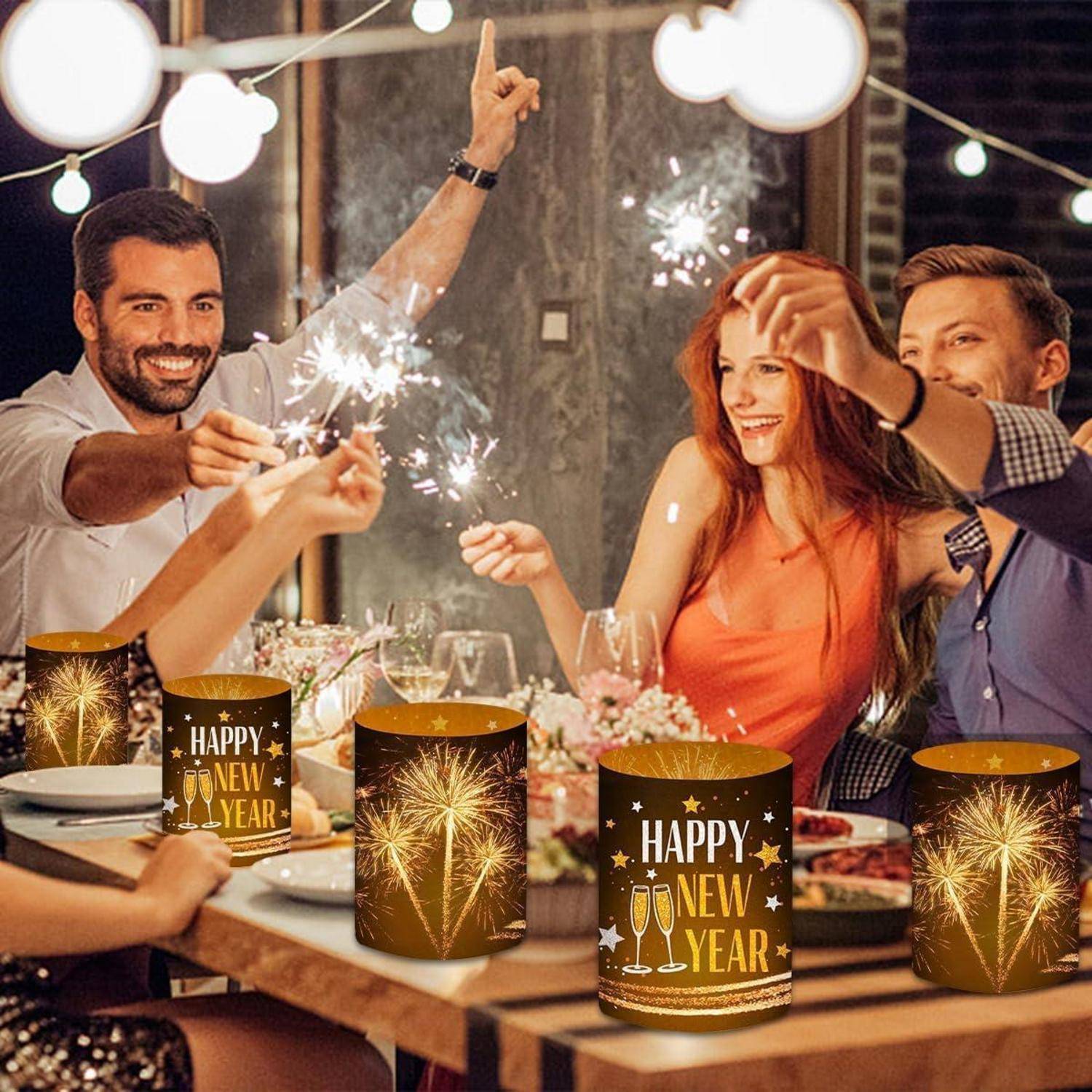 Eine fröhliche Gruppe, die Silvester um einen Tisch mit Wunderkerzen und 
