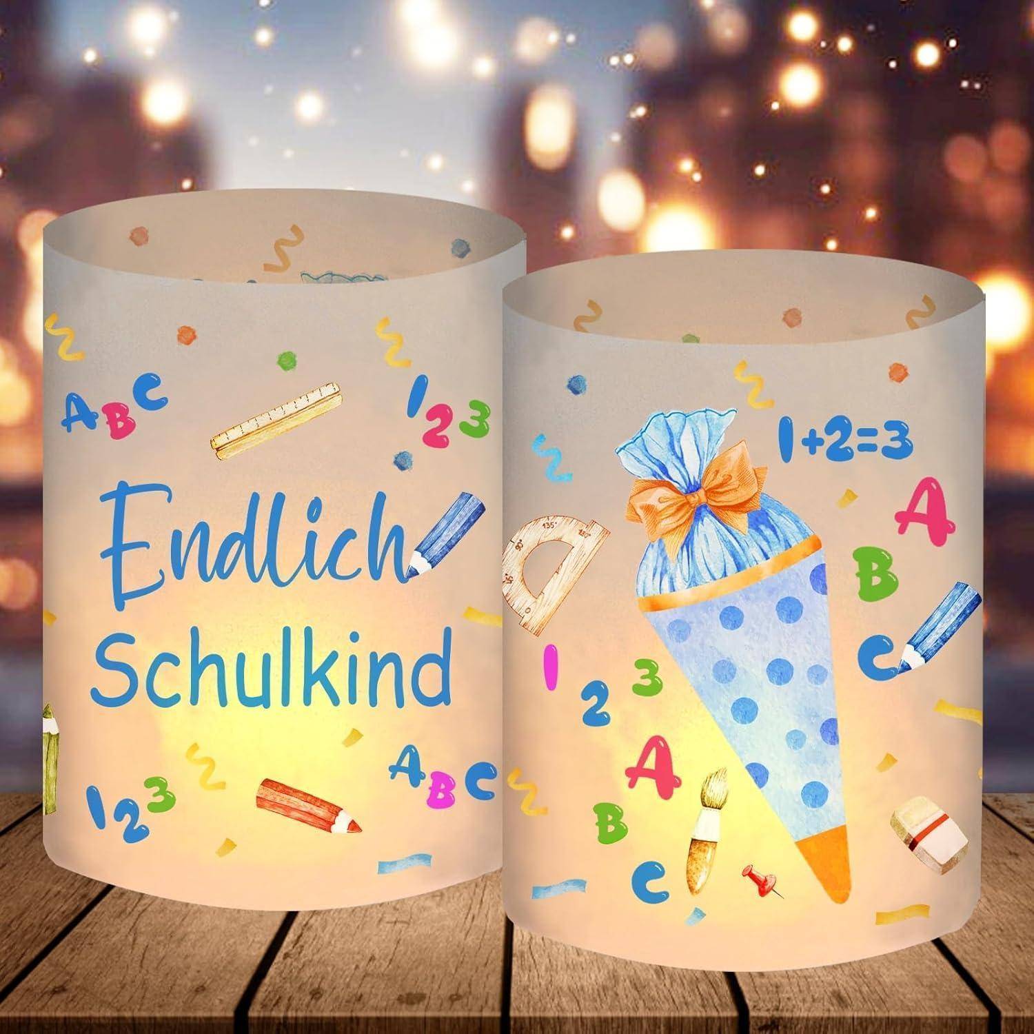 Zwei zylindrische Lampen mit Schul-Motiven, darunter Bleistifte, Zahlen und eine Schultüte, mit den Worten 'Endlich Schulkind'.
