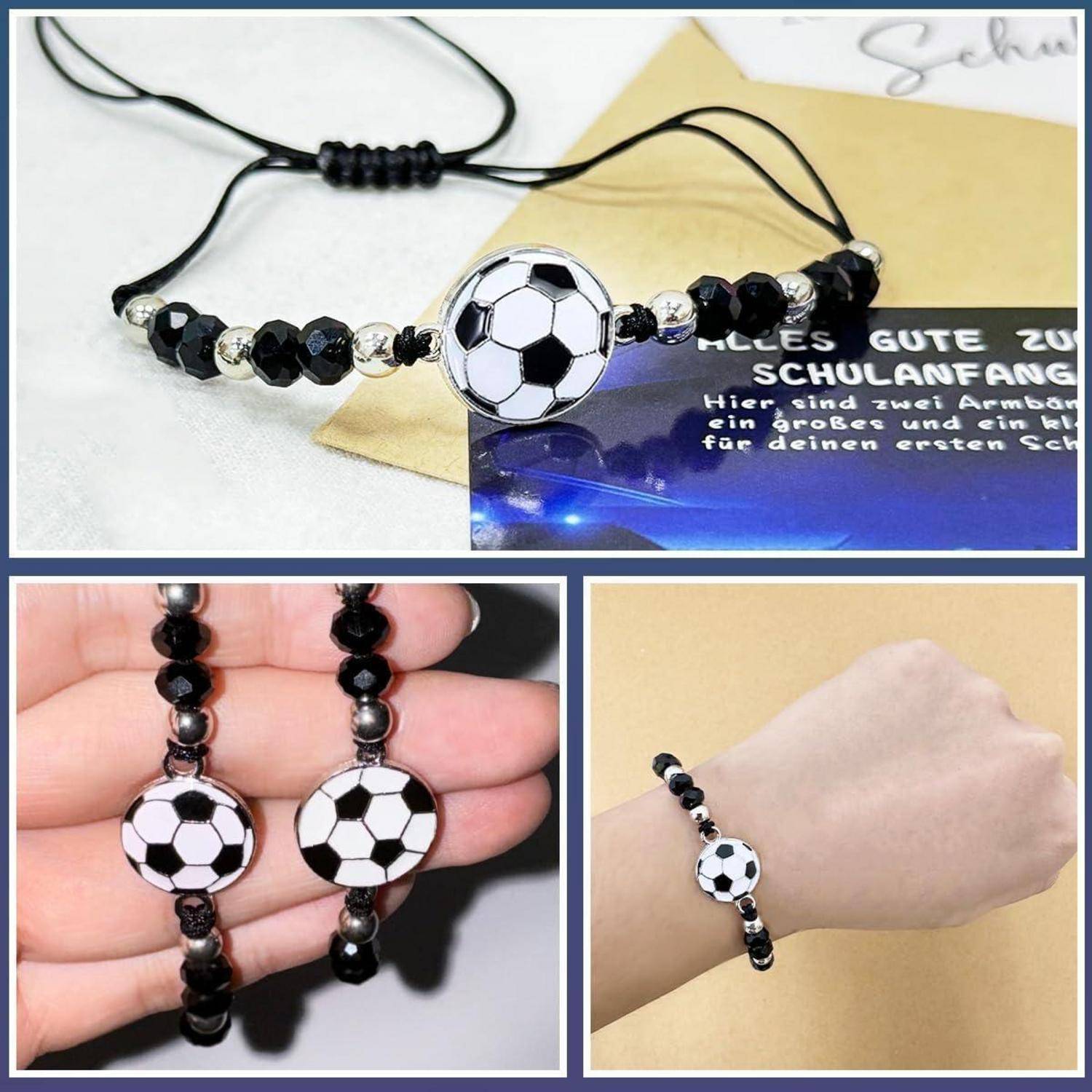 Ein Armband mit einem Fußballball-Anhänger und schwarzen Perlen ist zu sehen, mit detaillierten Ansichten des Armbands und wie es am Handgelenk getragen wird.