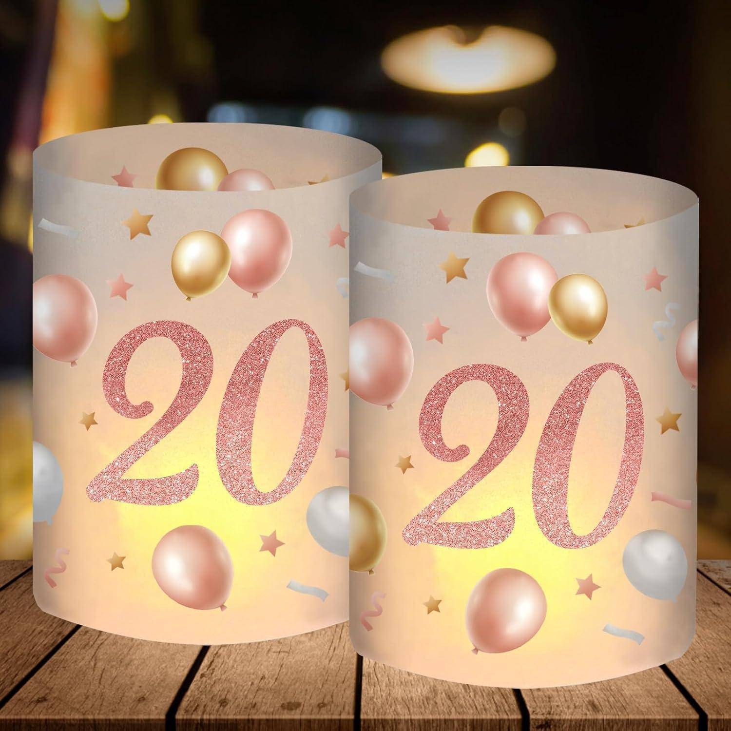 Zwei leuchtende Kerzenhalter auf einer Holzoberfläche, dekoriert mit schwebenden Luftballons und Sternen, mit der Zahl '20' in glitzerndem Rosa.