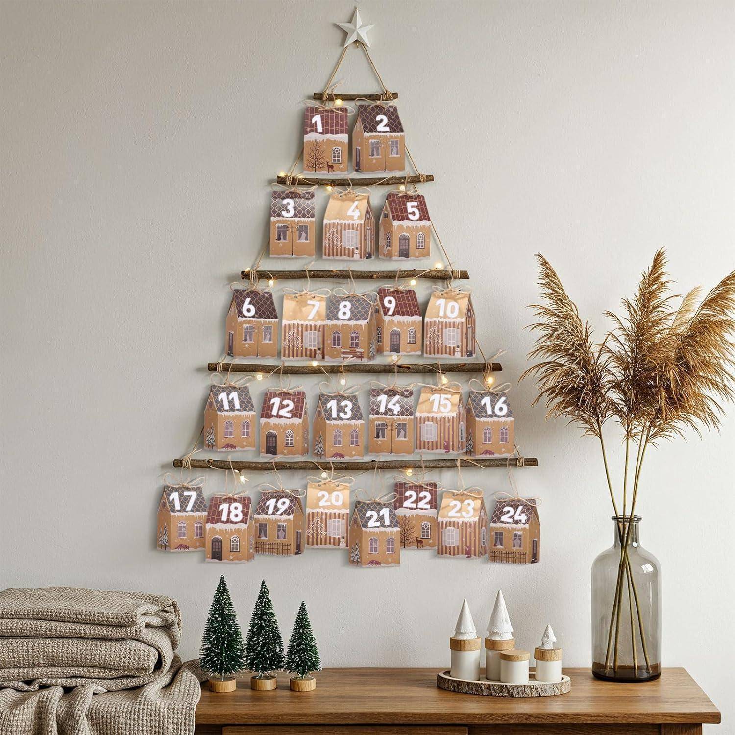 Ein hölzerner Adventskalender in Baumform, mit nummerierten Fächern von 1 bis 24, steht über einem Holzregal mit Dekorationen.