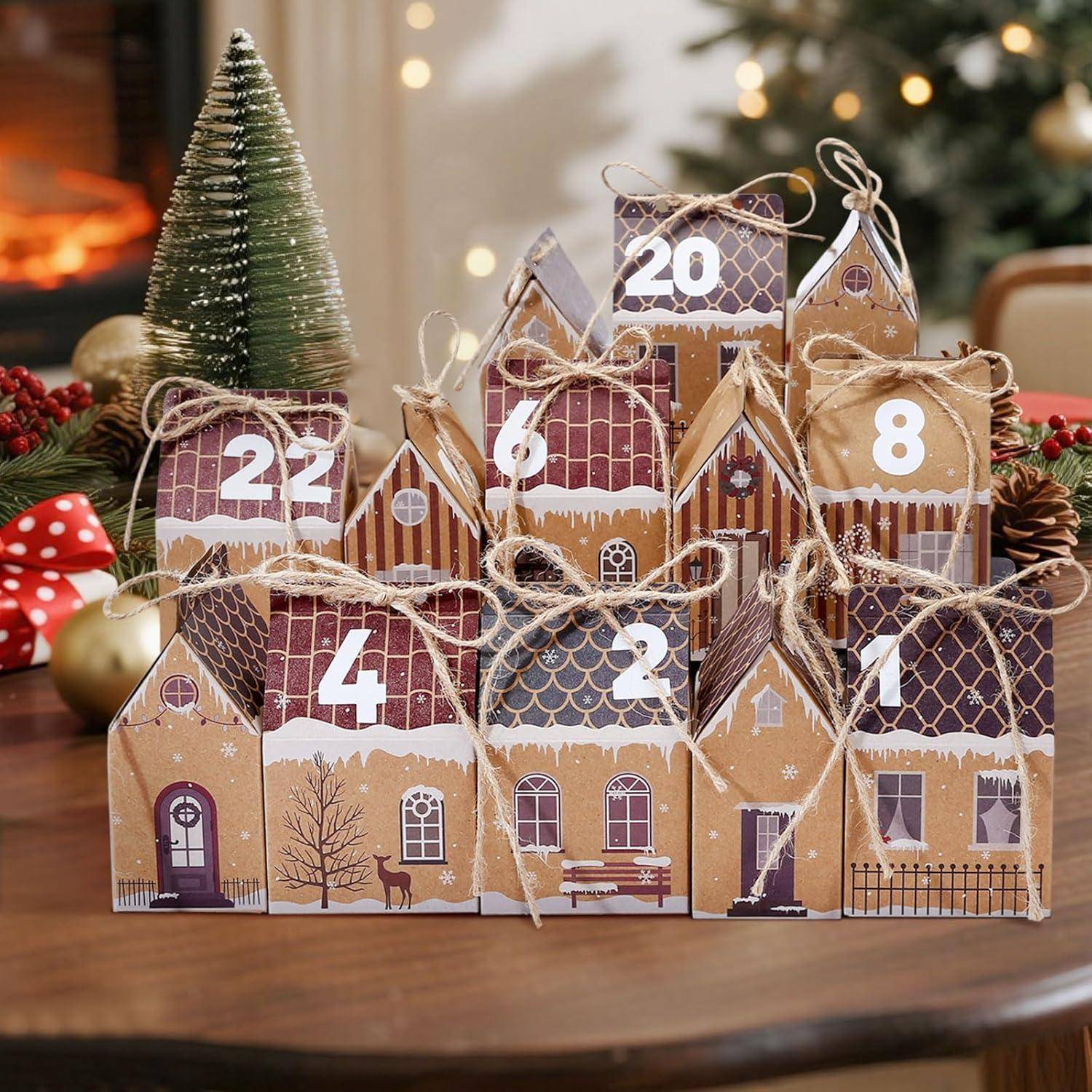 Adventskalender mit nummerierten hausförmigen Schachteln, dekorativ angeordnet. Weihnachtliche Dekoration im Hintergrund mit einem kleinen Baum und Christbaumkugeln.
