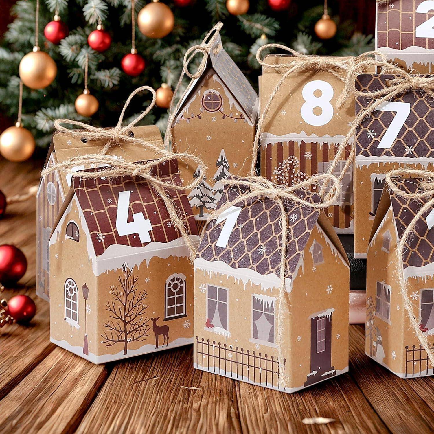 Kalender in Form von festlichen Häusern, von 1 bis 8 nummeriert, mit Winterszenen verziert, vor einer Kulisse von Weihnachtsschmuck.