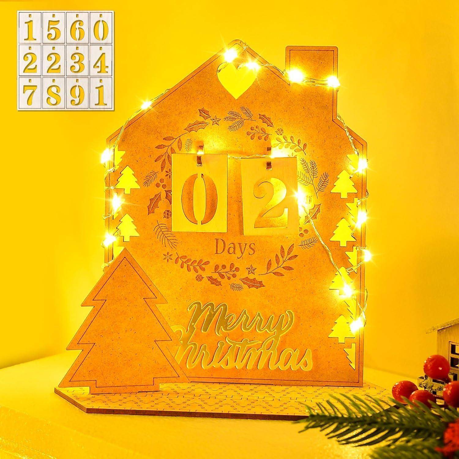 Ein Holzhaus-förmiger Adventskalender mit leuchtenden Lichtern zeigt '02 Tage' bis Weihnachten. Dekorative Zahlen sind darüber zu sehen.