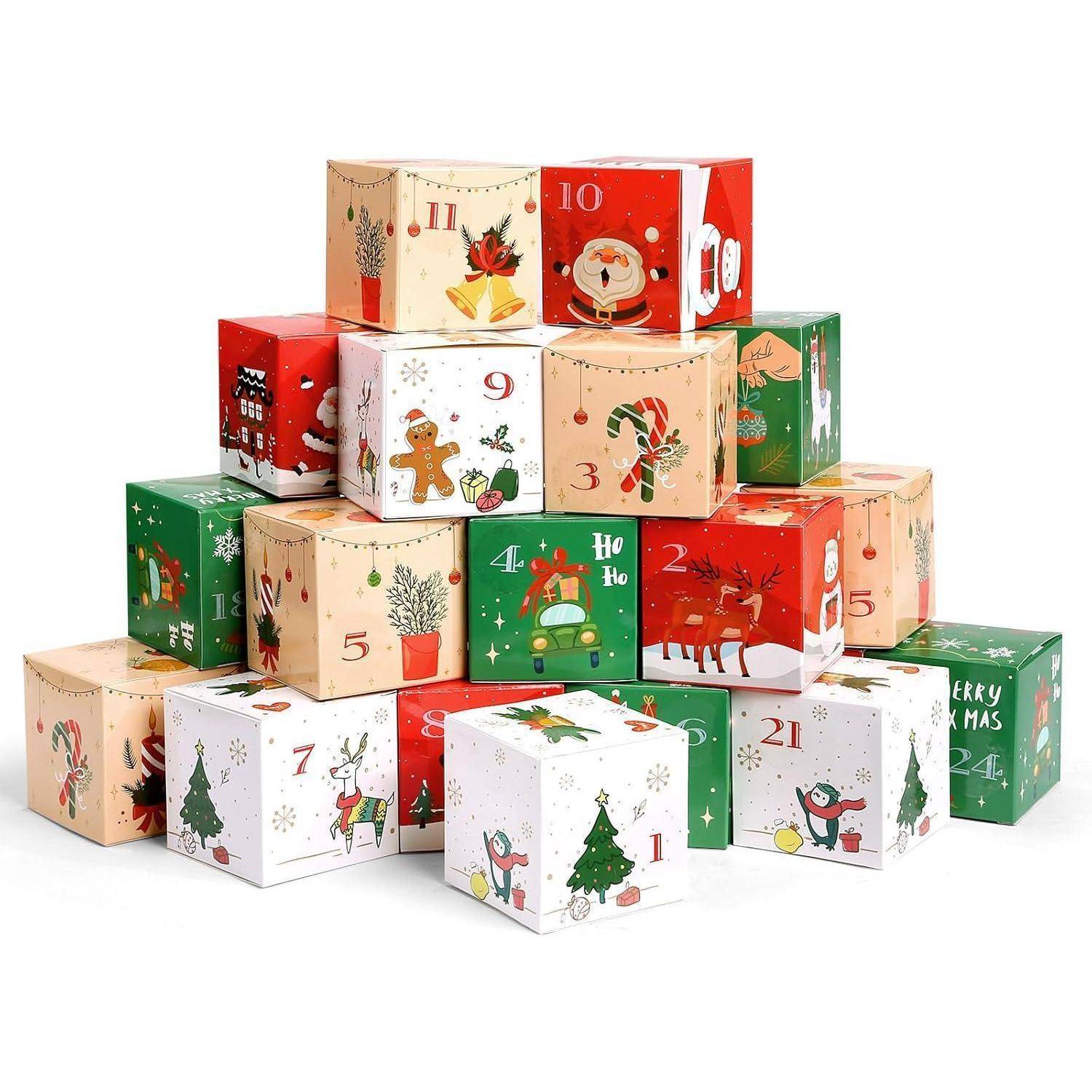 Eine Pyramide aus bunten, festlichen Geschenkboxen ist von 1 bis 24 für einen Adventskalender nummeriert, mit weihnachtlichen Motiven wie Weihnachtsmann und Rentieren.
