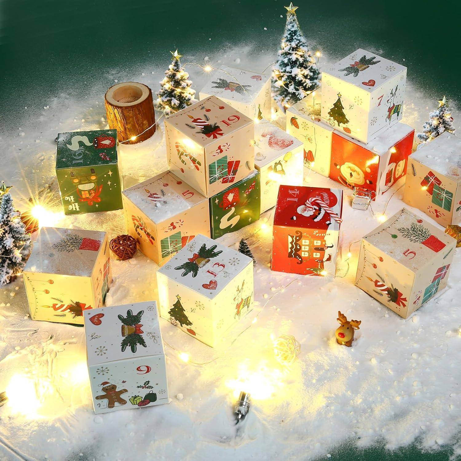 Weihnachtlich gestaltete Geschenkboxen, die im Schnee gestapelt sind, umgeben von kleinen beleuchteten Bäumen und Dekorationen, die eine festliche und gemütliche Atmosphäre schaffen.