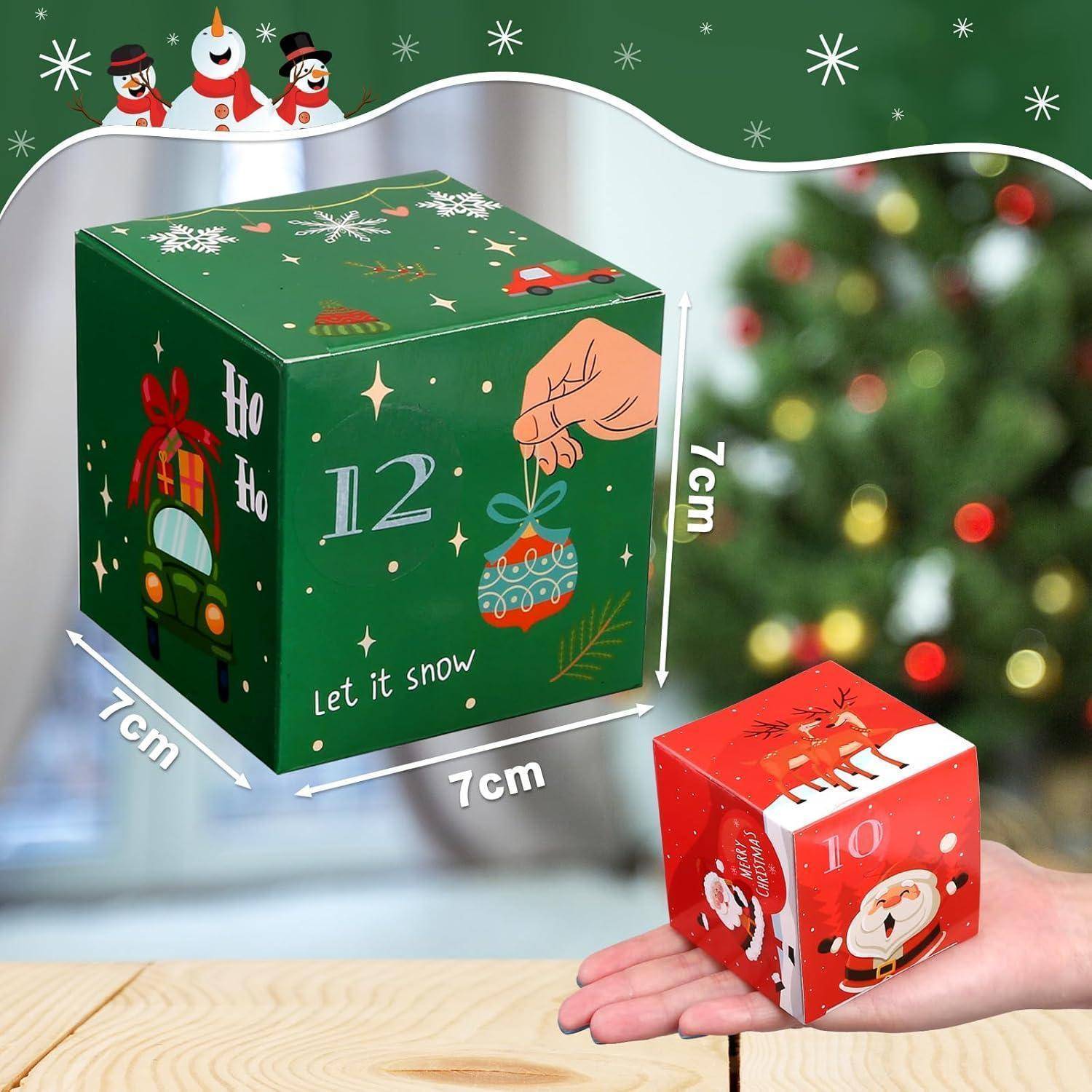 Zwei festliche Geschenkboxen, eine grün und eine rot, mit Weihnachtsmotiven einschließlich Schneemännern und Christbaumkugeln. Jede Box misst 7 cm auf jeder Seite.