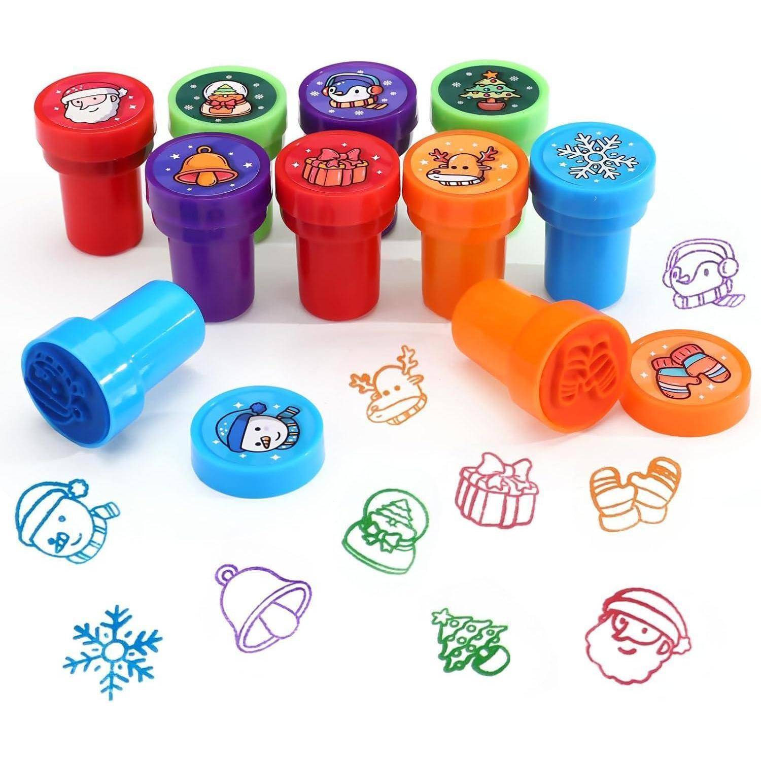 Bunte Stempel mit festlichen Motiven wie Schneeflocken, Glocken und Weihnachtsmann. Gestempelte Bilder in verschiedenen Farben darunter.