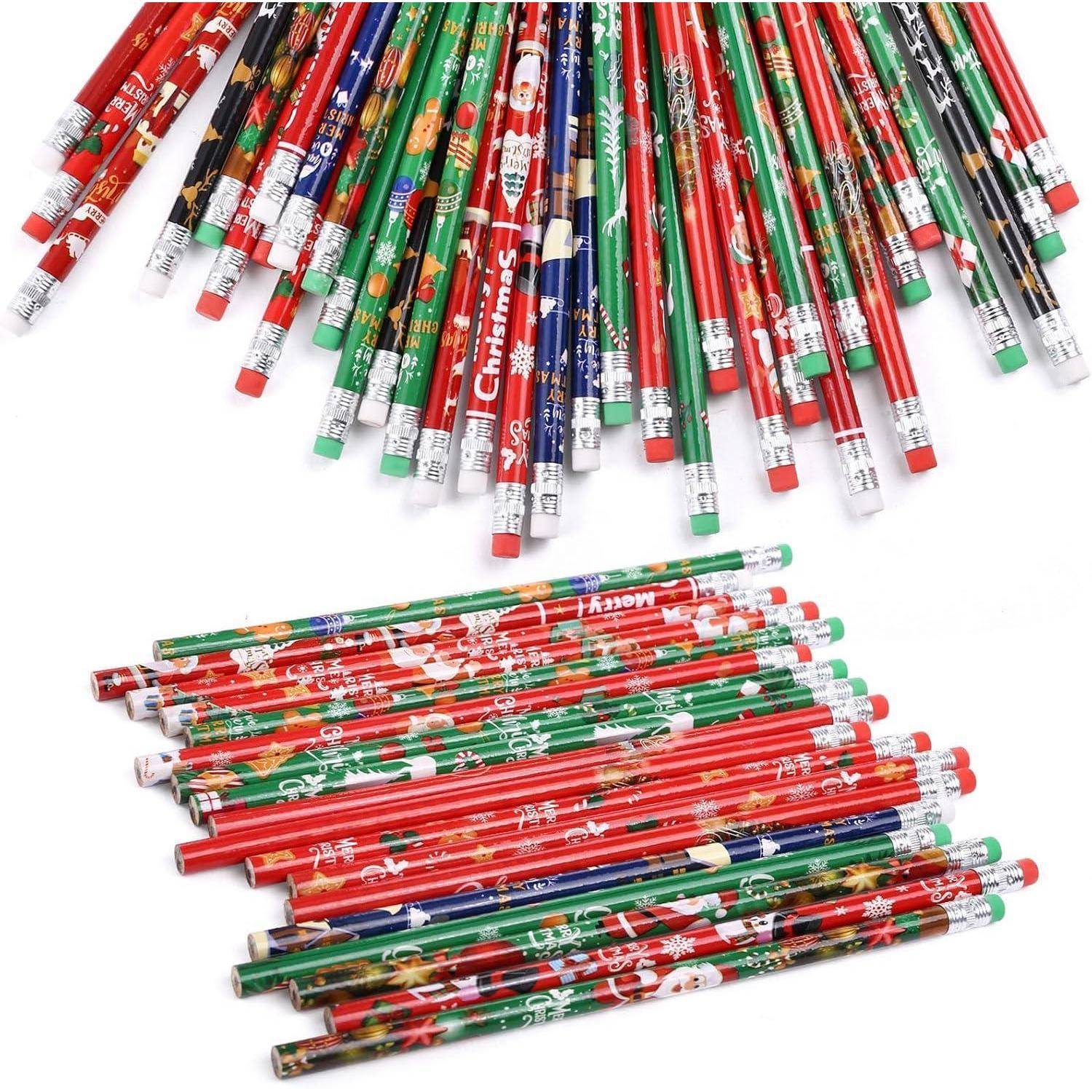 Rote, grüne und gemusterte Bleistifte mit festlichen Weihnachtsdesigns und Radiergummis, in zwei Stapeln angeordnet.