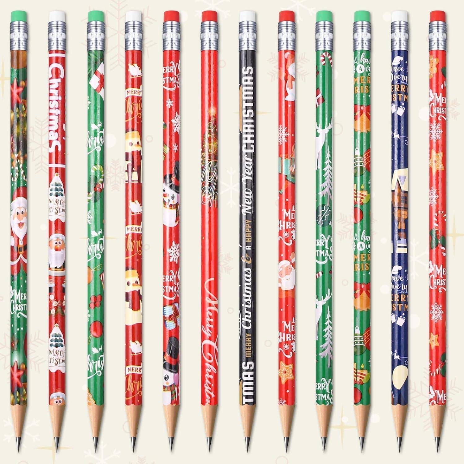 Eine Reihe von 12 Weihnachts-Bleistiften mit verschiedenen roten, grünen und weißen festlichen Mustern und Designs. Jeder Bleistift zeigt weihnachtliche Motive.