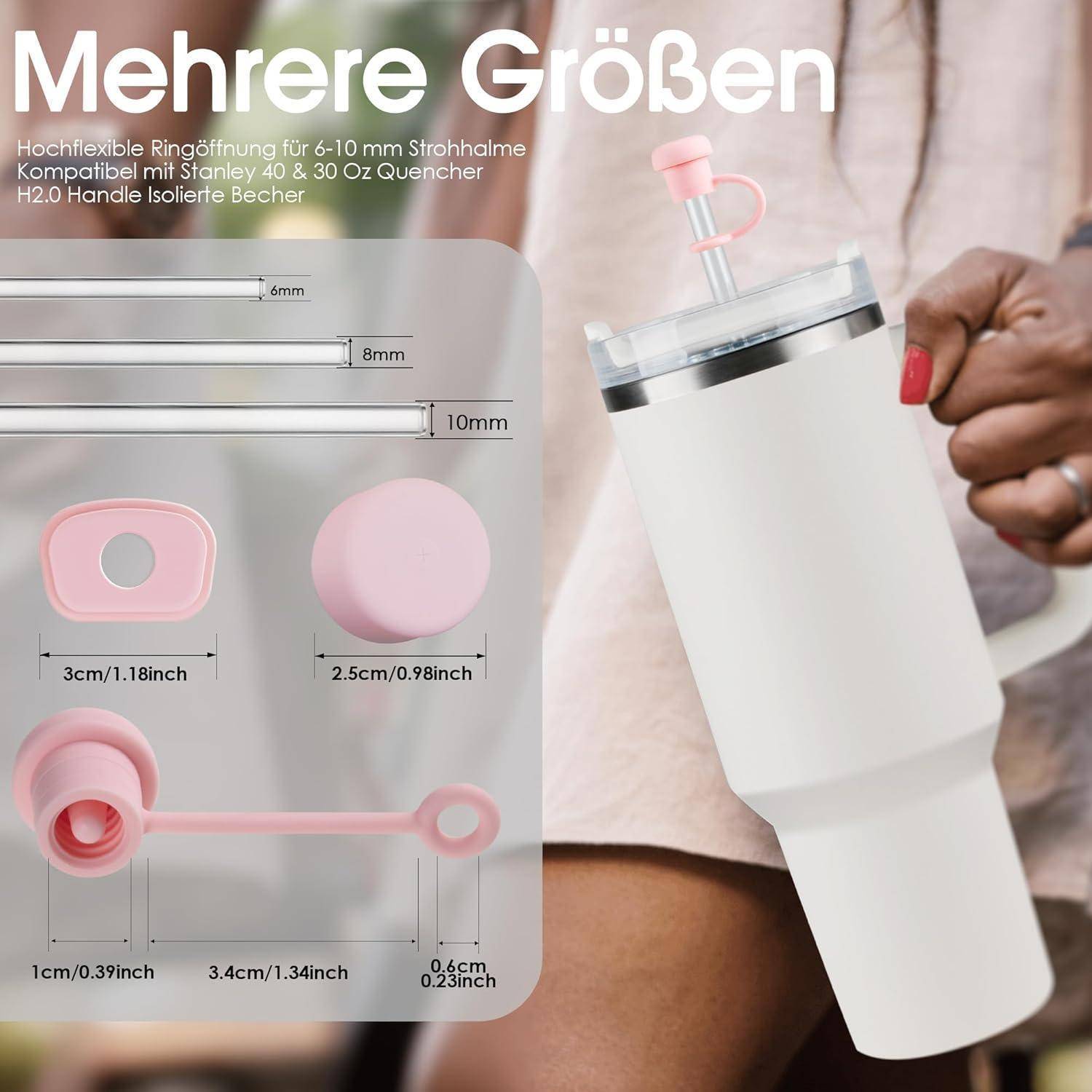 Das Bild zeigt eine Nahaufnahme einer Person, die einen weißen isolierten Thermobecher mit einem rosa flexiblen Strohhalm und Zubehör für verschiedene Größen hält.