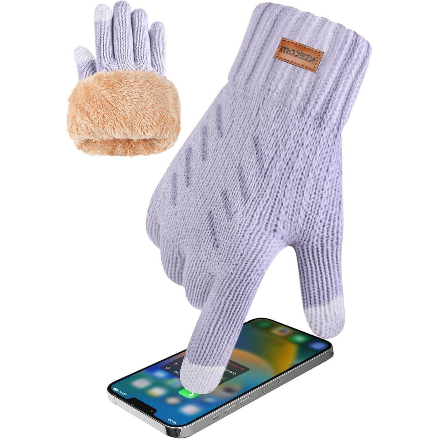 Lavendelfarbene Touchscreen-Handschuhe mit weicher Fütterung ermöglichen die Nutzung von Smartphones. Die Nahaufnahme zeigt einen Handschuhfinger, der mit einem Telefondisplay interagiert.