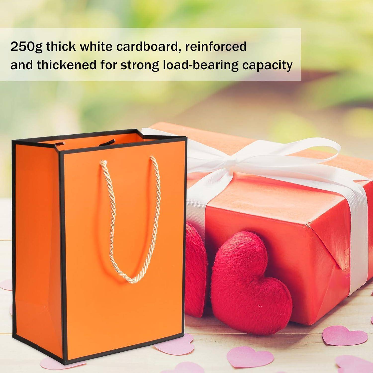 Orange Einkaufstasche mit Seilgriff neben einer roten Geschenkbox, die mit einem weißen Band gebunden ist, und zwei herzförmigen Gegenständen. Text lautet: 
