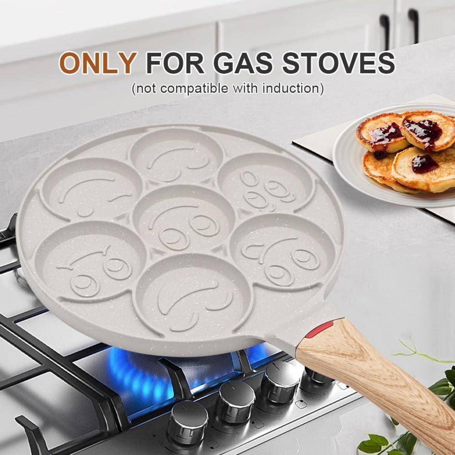 Grillpfanne mit Pfannkuchenschablonen steht auf einem eingeschalteten Gasherd. Text liest sich „NUR FÜR GASHERDE