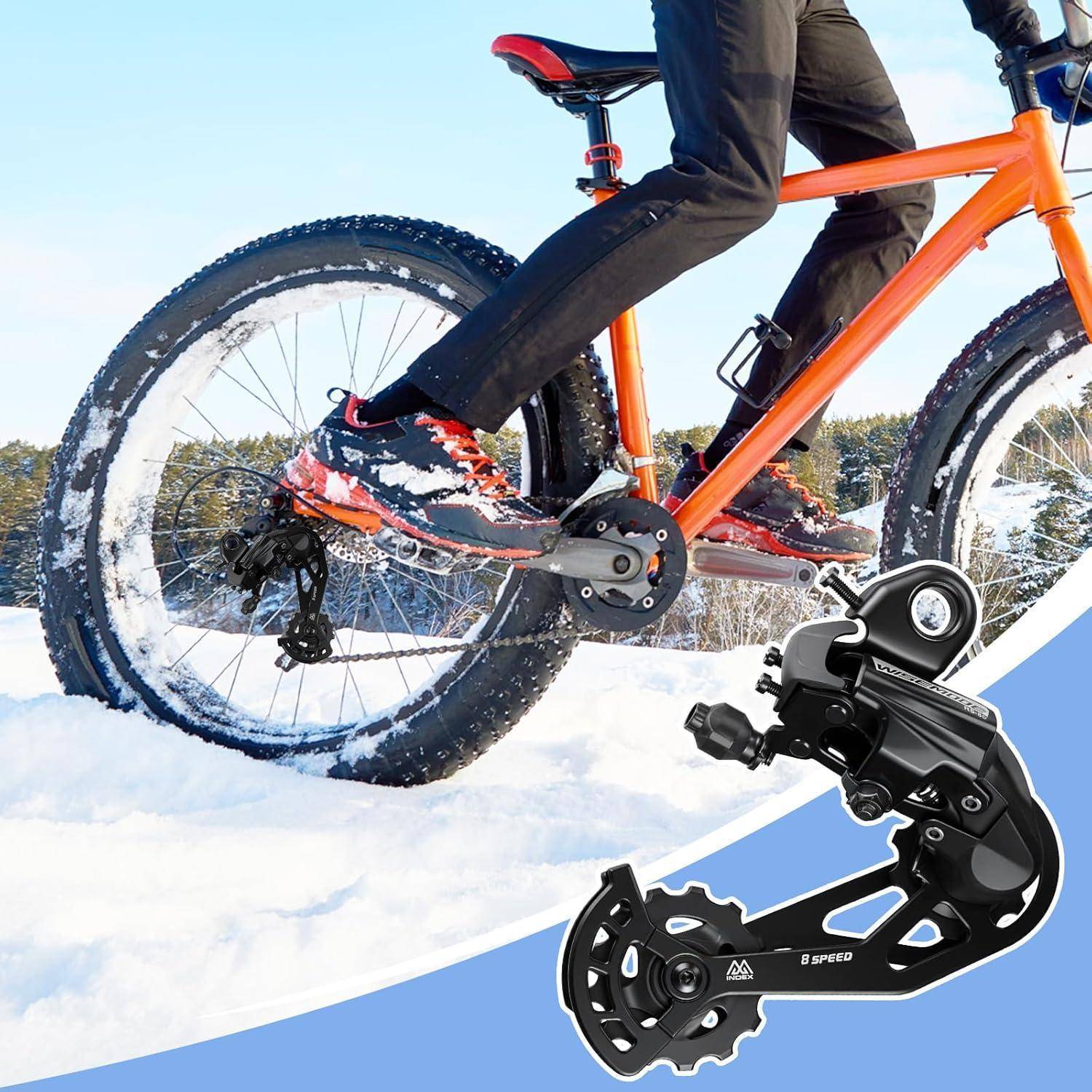 Eine Person fährt ein Fatbike im Schnee und demonstriert dessen Eignung für Winterbedingungen. Eine vergrößerte Ansicht des Fahrradzubehörs zeigt die Details seines Designs.