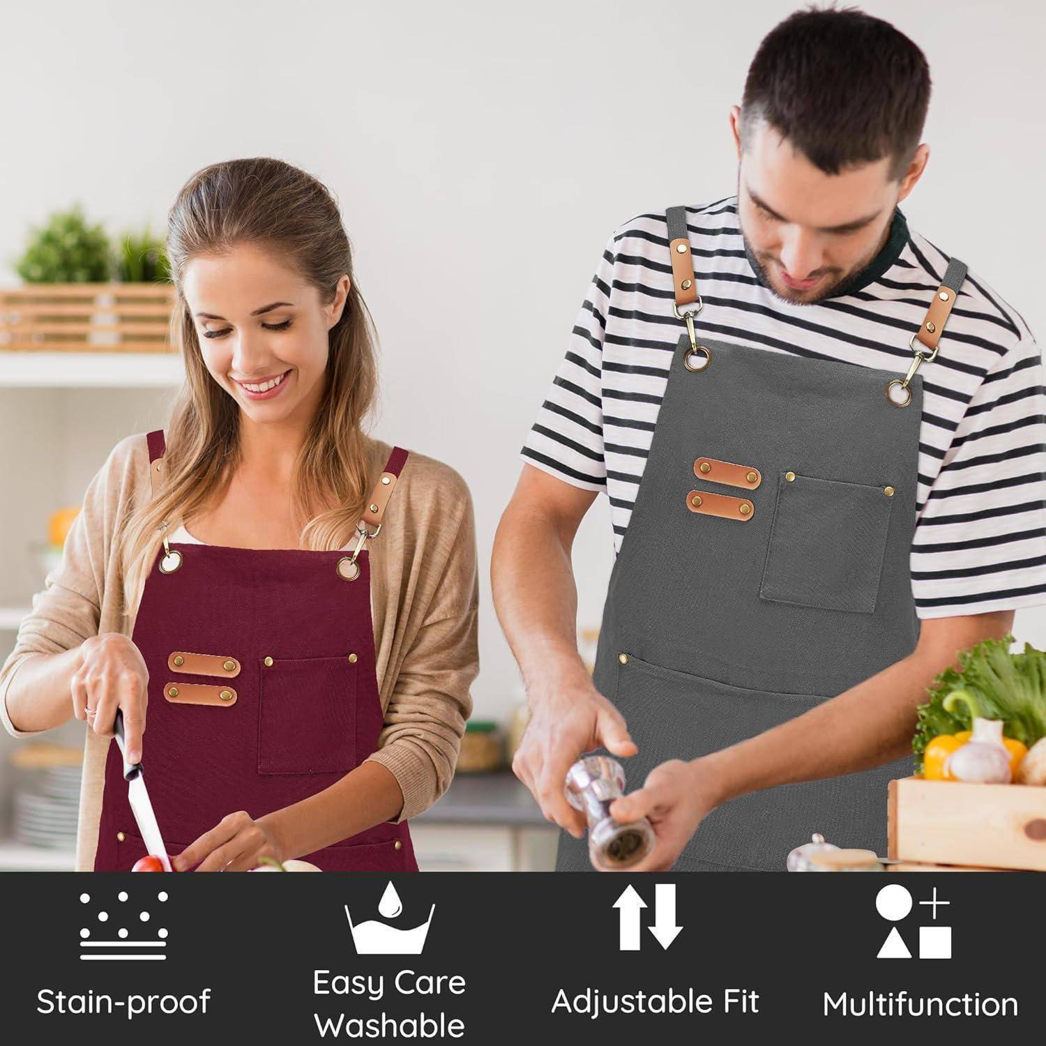 Zwei Personen in Schürzen kochen in einer Küche. Text darunter hebt Merkmale hervor: ‚Fleckenabweisend', ‚Pflegeleicht waschbar', ‚Verstellbare Passform', ‚Multifunktional'.