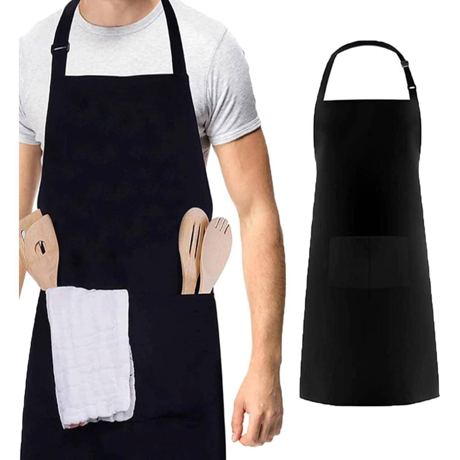 Eine Person trägt eine dunkle Schürze mit Küchenutensilien und einem Handtuch in den Taschen neben einer einfachen dunklen Schürze ohne Person.
