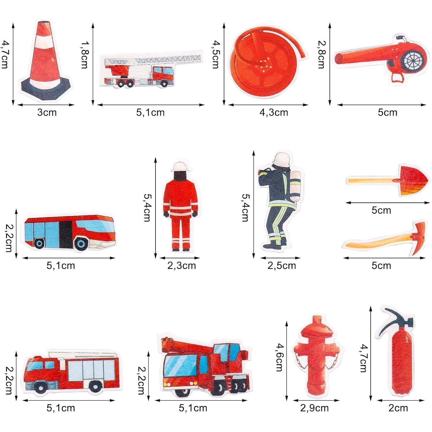 Abbildung zeigt verschiedene feuerwehr-bezogene Spielzeuge mit Maßangaben: Verkehrskegel, Drehleiter, Feuerwehrschlauch, Lötlampe, Bus, Feuerwehrfiguren, Schaufel, Axt, Feuerwehrauto, Kran, Hydrant und Feuerlöscher.