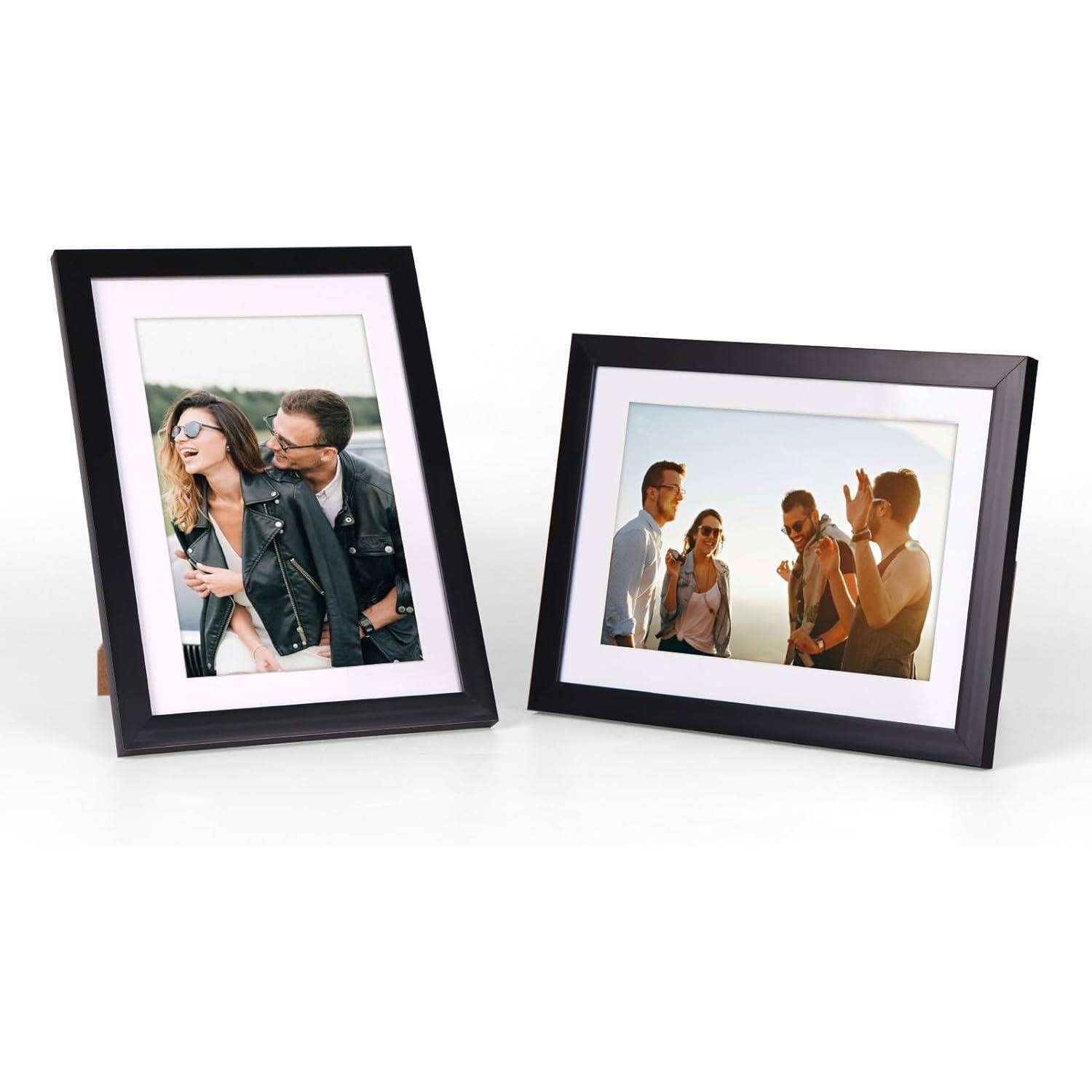 Zwei gerahmte Fotografien zeigen Gruppen von Freunden, die draußen lachen und die Gesellschaft des anderen genießen und dabei Freundschaft und Freude hervorheben.