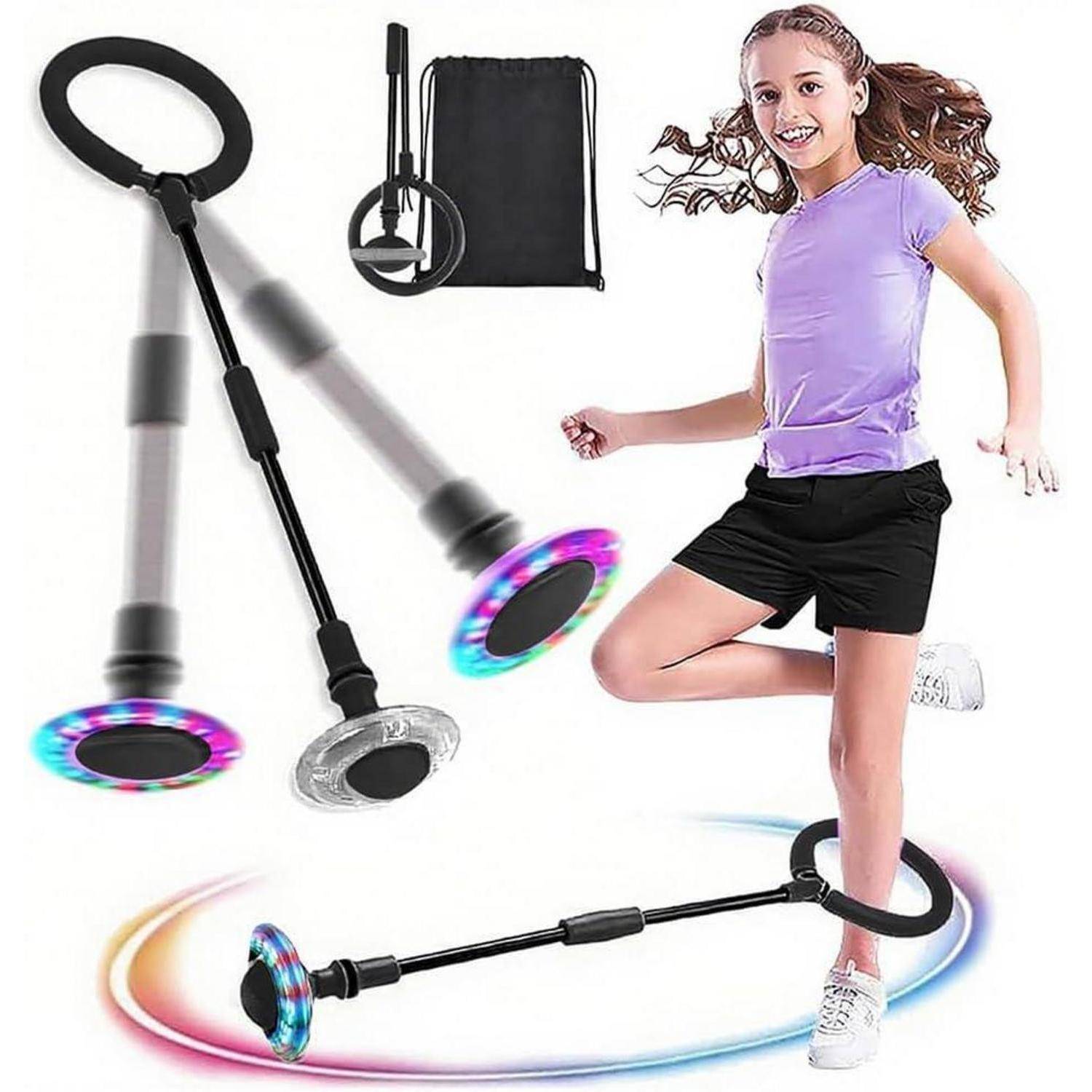 Ein Mädchen in sportlicher Kleidung hüpft fröhlich mit einem Skip-Ball-Spielzeug um seinen Knöchel. Das Spielzeug schwingt mit LED-Lichtern, wobei ein zusätzliches Exemplar und eine Tasche gezeigt werden.