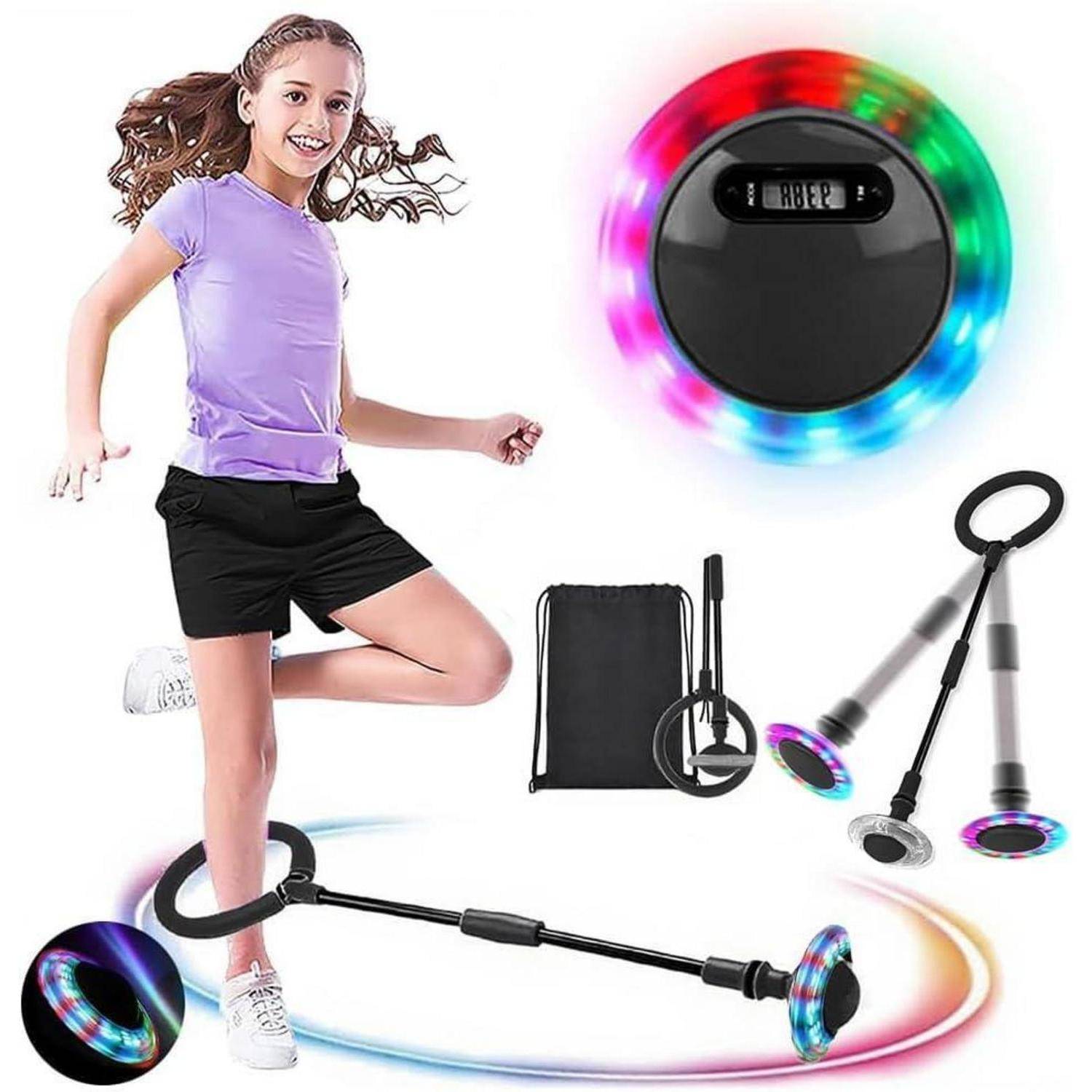 Mädchen, das ein buntes, LED-beleuchtetes Sprungspielzeug um ihr Knöchel verwendet und auf einem Bein hüpft. Set enthält das Spielzeug, einen Zugbeutel und Griffe.