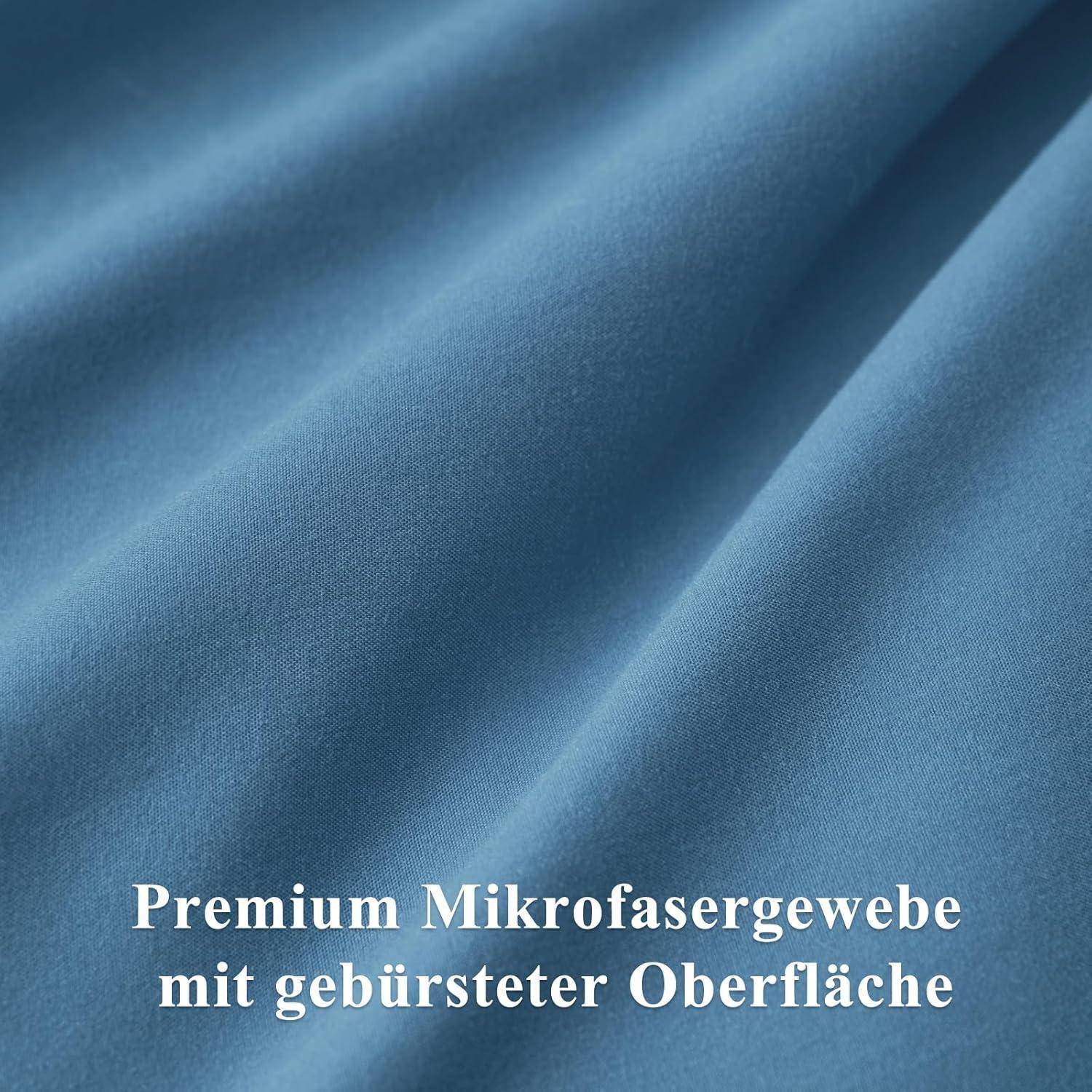 Nahaufnahme von weichem, blauem Stoff mit dem Text 'Premium Mikrofasergewebe mit gebürsteter Oberfläche'.