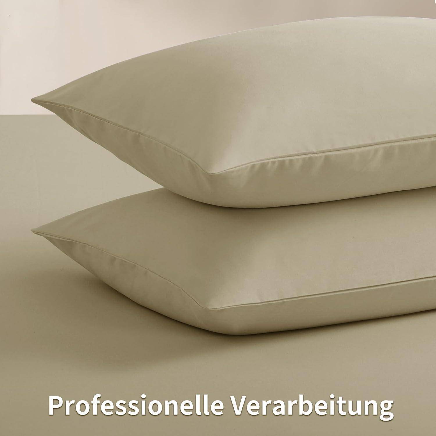 Zwei ordentlich übereinander gestapelte beige Kissen auf einer hellen Oberfläche. Text darunter liest sich 