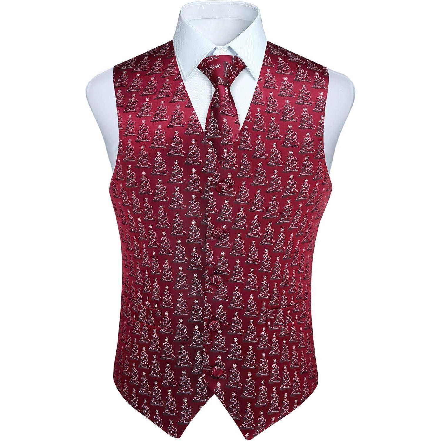 Eine rote Paisley-Weste mit einer passenden Krawatte, die filigrane weiße Muster aufweist, ausgestellt auf einer Schaufensterpuppe mit einem weißen Hemd.