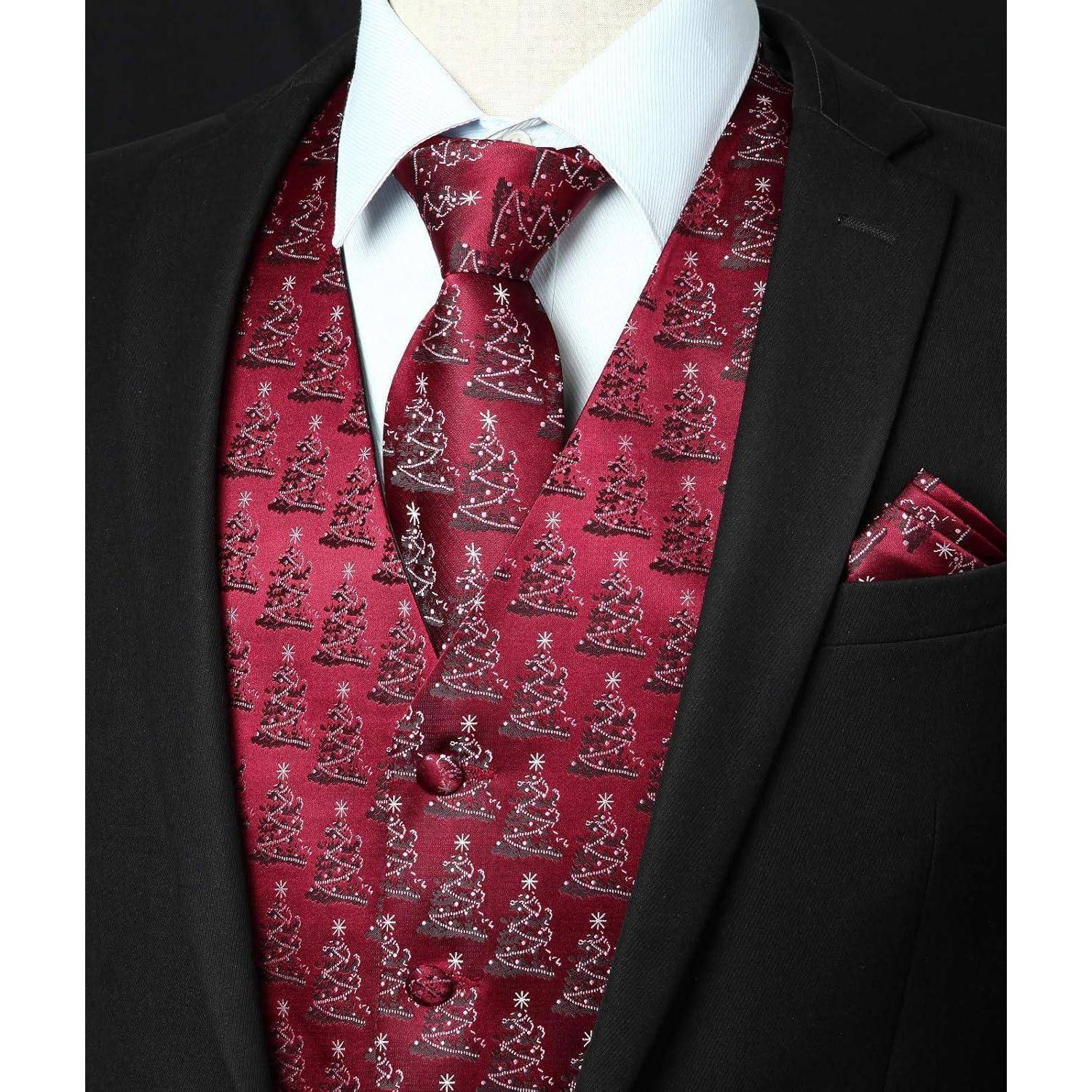 Eine Nahaufnahme eines formellen Anzugs mit einer schwarzen Jacke und einem weißen Hemd, dazu eine rote Krawatte und eine Weste mit silbernen Weihnachtsbaummustern.