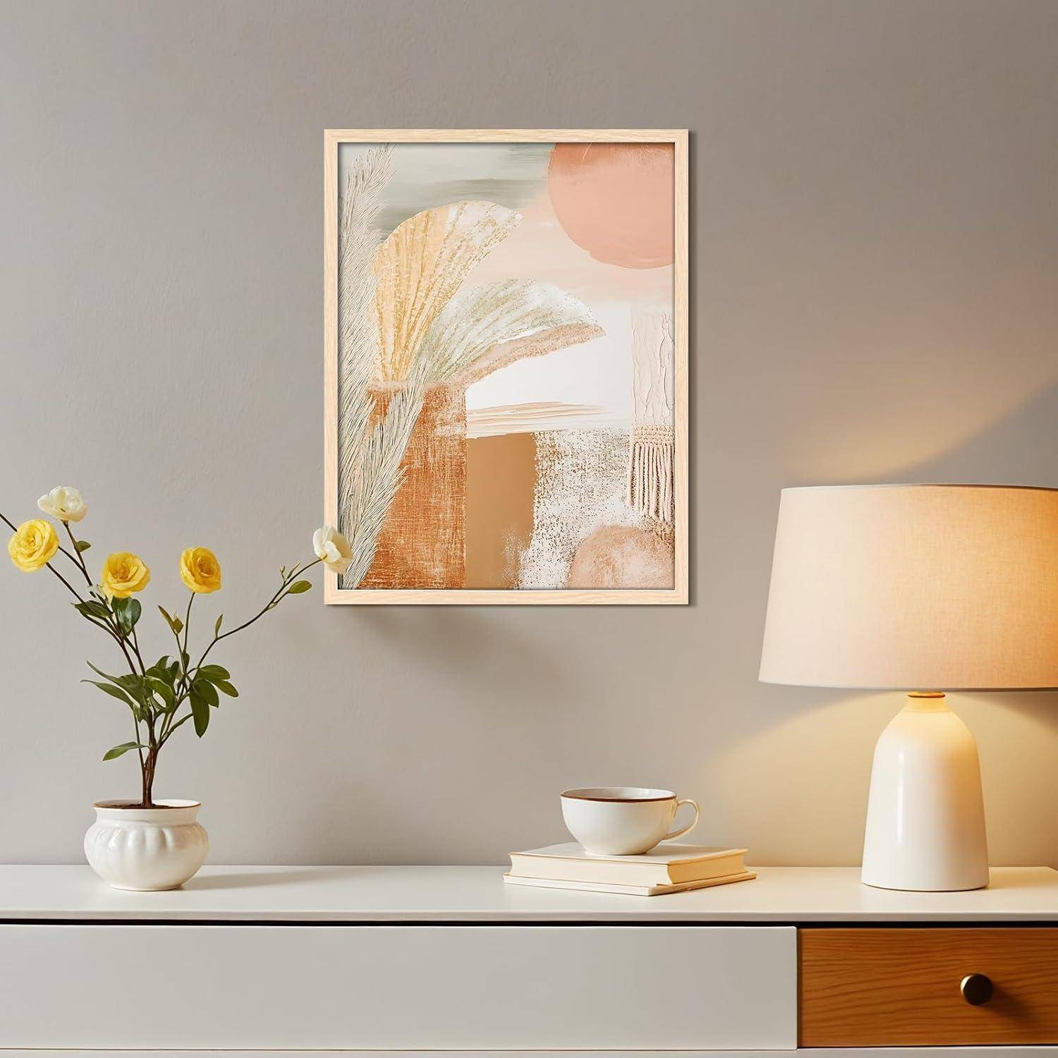 Ein weißes Sideboard mit einer Lampe, einer Pflanze mit gelben Blüten in einer runden Vase, Büchern und einem abstrakten Kunstwerk an der Wand.
