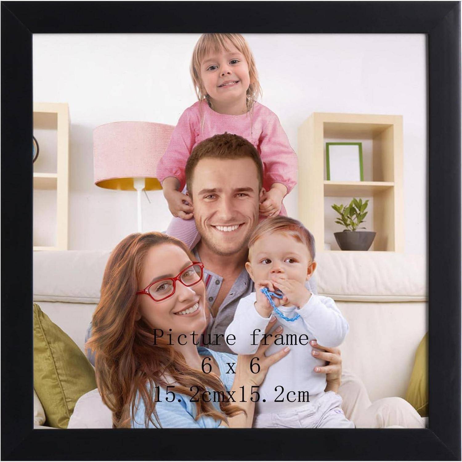 Eine Familie aus vier Personen, bestehend aus zwei Erwachsenen und zwei Kindern, lächelt in einem Wohnzimmer. Text lautet: 'Bilderrahmen 6 x 6 15,2 cm x 15,2 cm'.