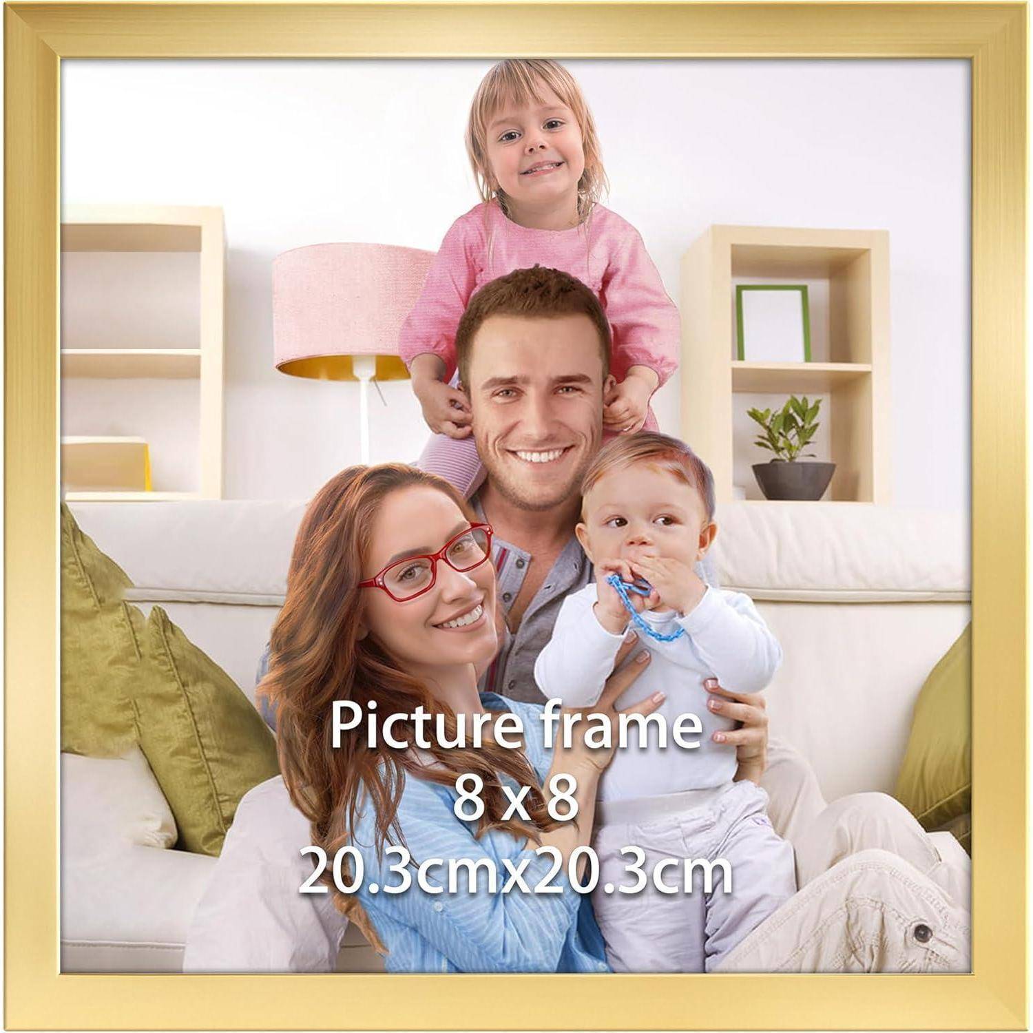 Eine glückliche Familie mit zwei Kindern posiert in einer Wohnzimmerszene. Das Bild ist in einem Holzbilderrahmen dargestellt, mit den Abmessungen „8 x 8, 20,3 cm x 20,3 cm
