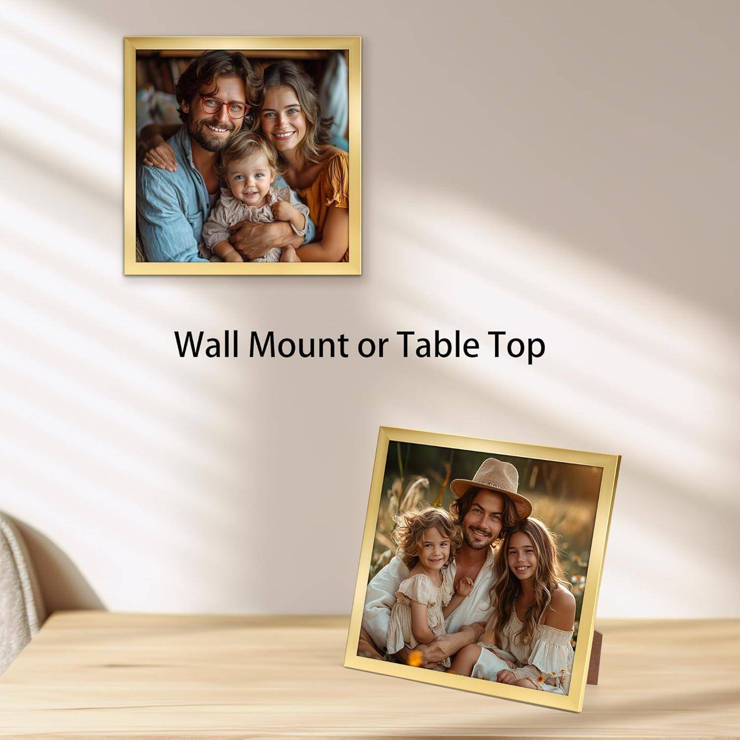 Zwei gerahmte Familienfotos, die ein lächelndes Paar mit seinem Kind zeigen, ausgestellt auf einem Tisch und an einer Wand montiert, was Vielseitigkeit bei der Platzierung andeutet.