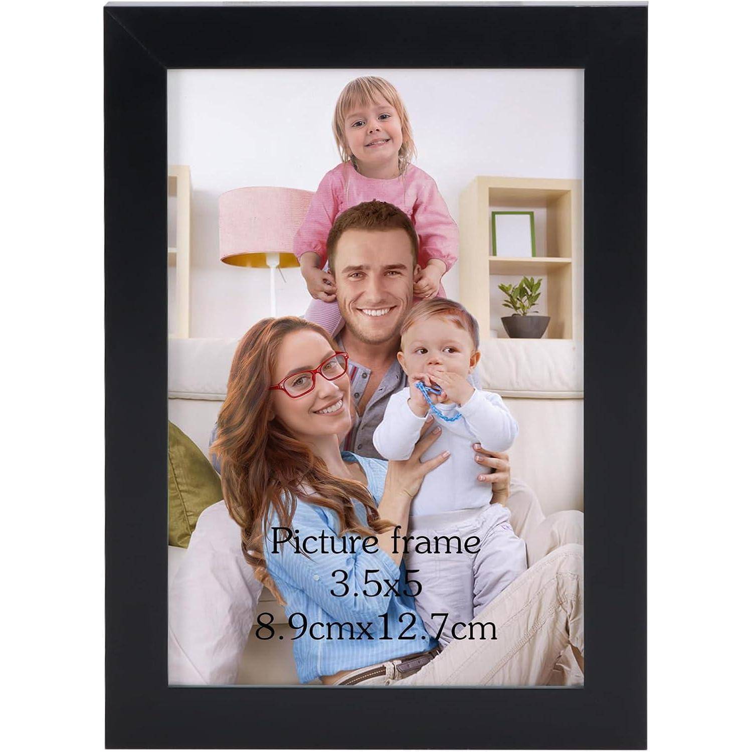 Eine vierköpfige Familie lächelt. Die Eltern sitzen auf einem Sofa mit einem Baby in den Armen und einem kleinen Kind, das hinter ihnen steht. Bilderrahmenabmessungen sind auf dem Bild vermerkt.