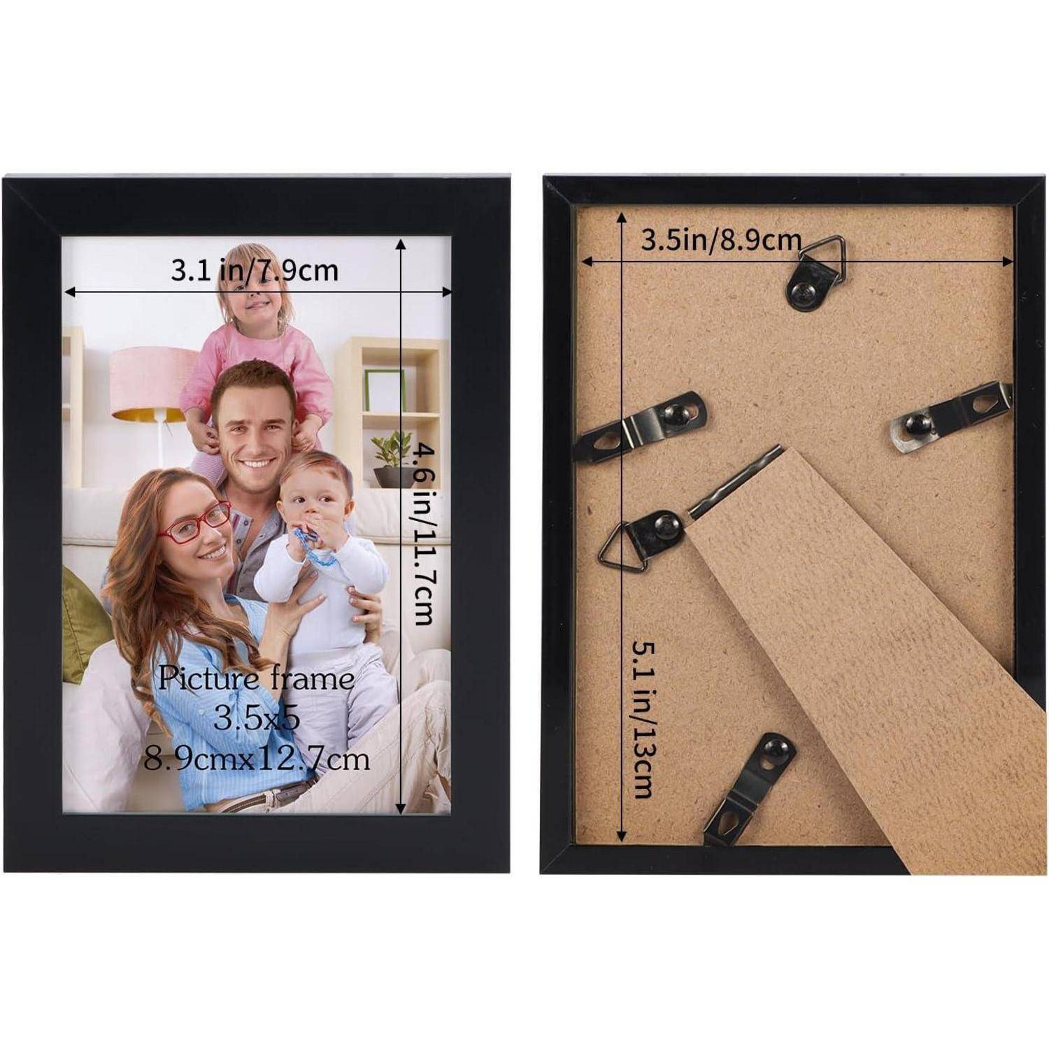 Ein gerahmtes Foto einer lächelnden Familie mit beschrifteten Abmessungen: 3,1 Zoll/7,9 cm Breite, 4,6 Zoll/11,7 cm Höhe für das Foto; der Rahmen misst 3,5 Zoll/8,9 cm in der Breite und 5,1 Zoll/13 cm in der Höhe.