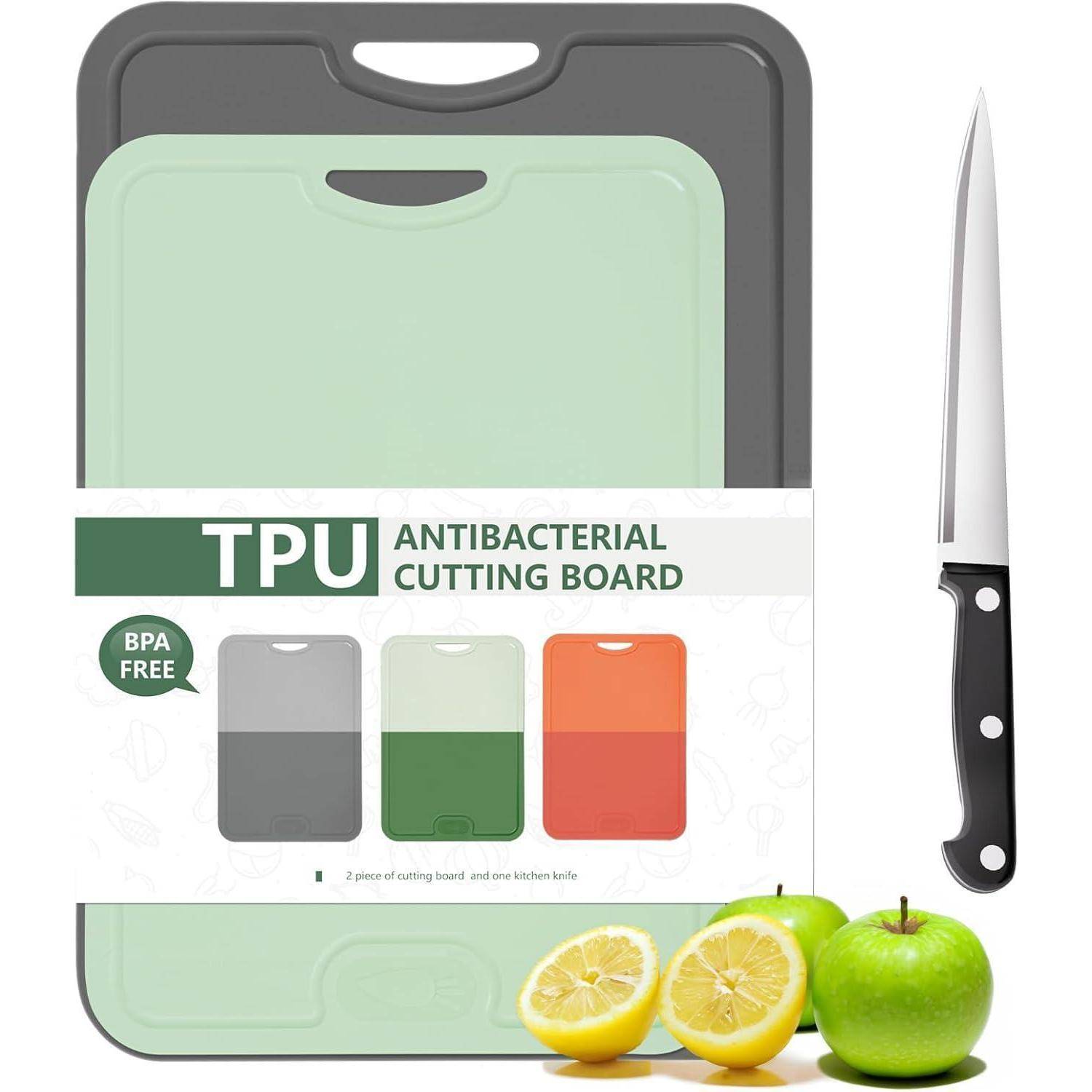 Schneidebrettset mit antibakteriellen Eigenschaften und BPA-freier Kennzeichnung, inklusive eines Messers. Begleitet von zwei Zitronen und zwei grünen Äpfeln.