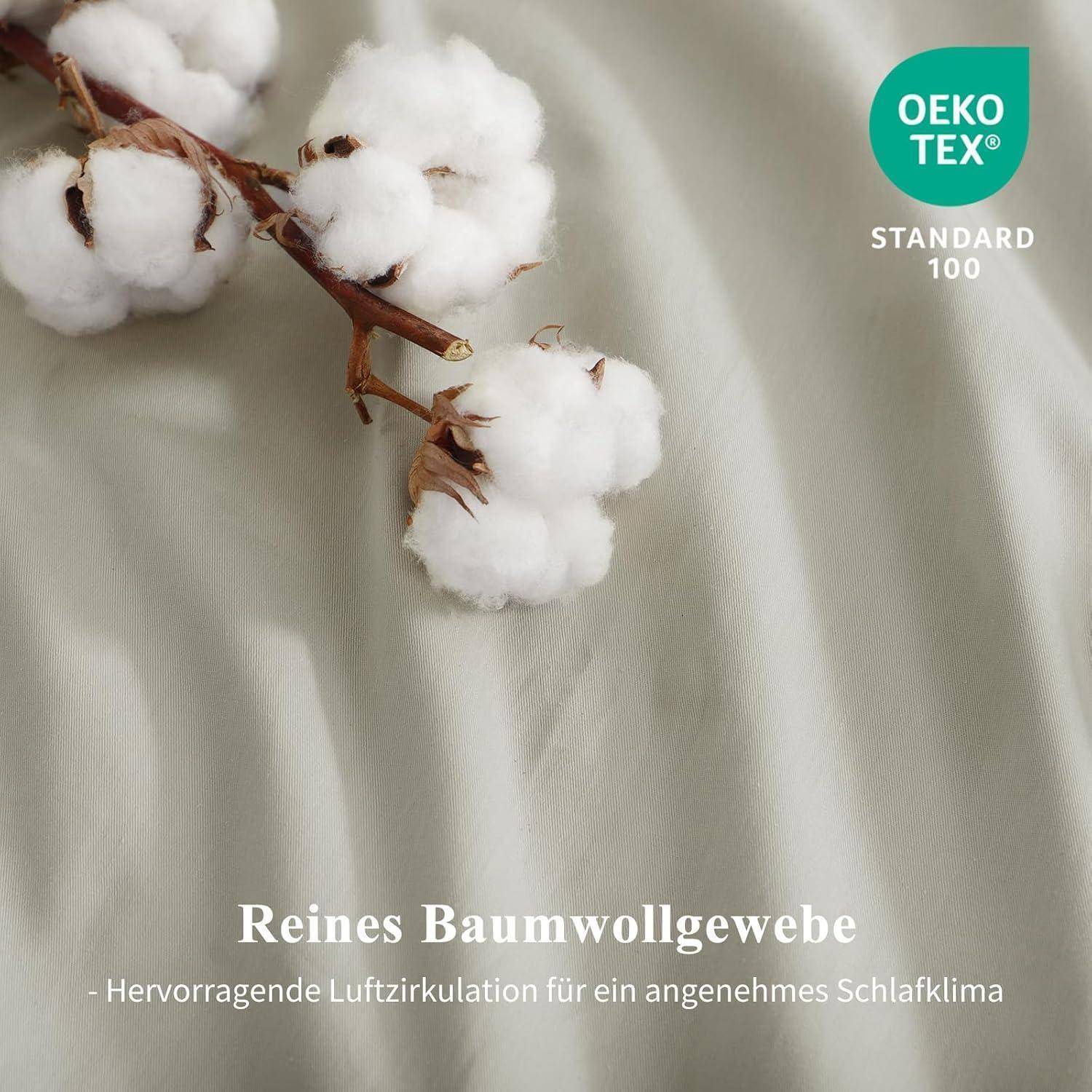 Zweig einer Baumwollpflanze auf Stoff, Text lautet: 'Reines Baumwollgewebe - Hervorragende Luftzirkulation für ein angenehmes Schlafklima' und 'OEKO-TEX STANDARD 100'.