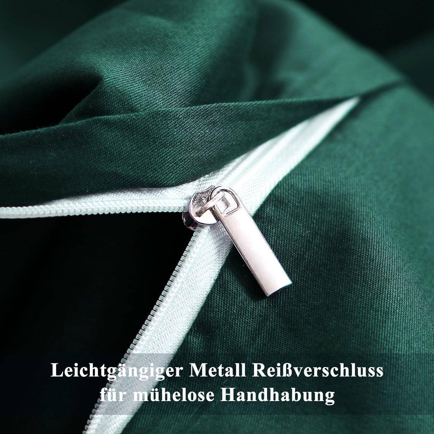 Eine Nahaufnahme eines teilweise geöffneten Metallreißverschlusses auf einem dunklen grünen Stoff. Text lautet: 'Leichtgängiger Metall Reißverschluss für mühelose Handhabung'.