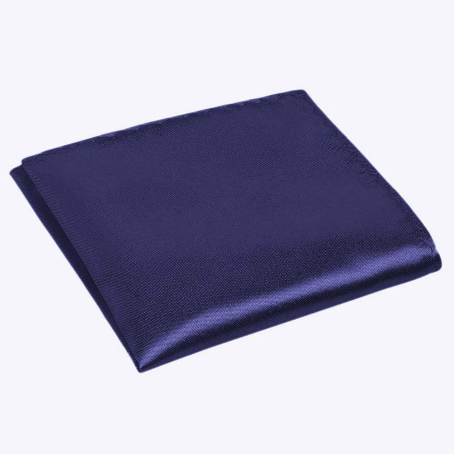 Ein sorgfältig gefaltetes, tiefblaues Seideneinstecktuch auf einem hellgrauen Hintergrund.