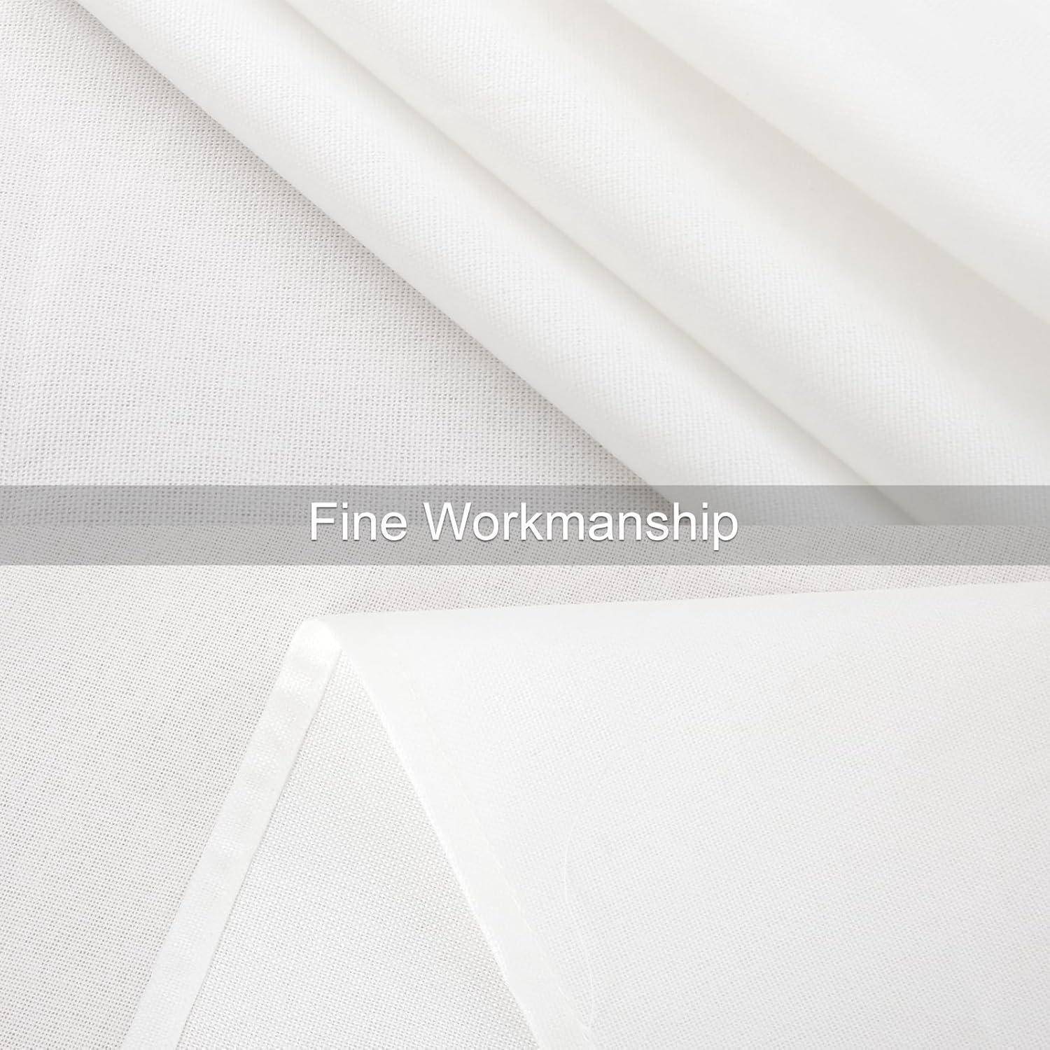 Eine Nahaufnahme von feinem weißem Stoff mit den Worten ‚Feine Handwerkskunst', die das Bild überlagern und die Qualität des Materials hervorheben.
