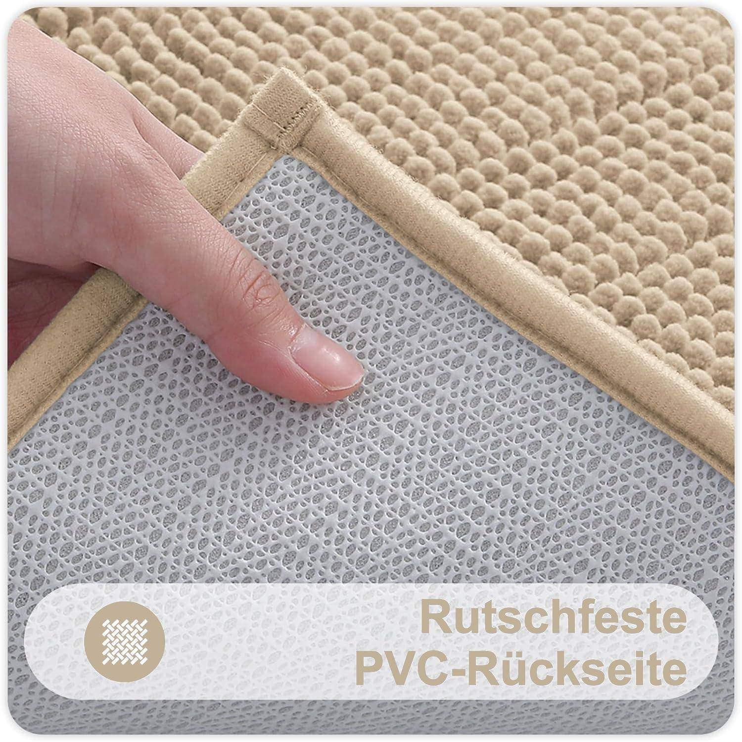 Eine Hand hebt eine Ecke eines beigen, strukturierten Teppichs und zeigt dessen graue, rutschfeste PVC-Rückseite. Text lautet: 'Rutschfeste PVC-Rückseite'.