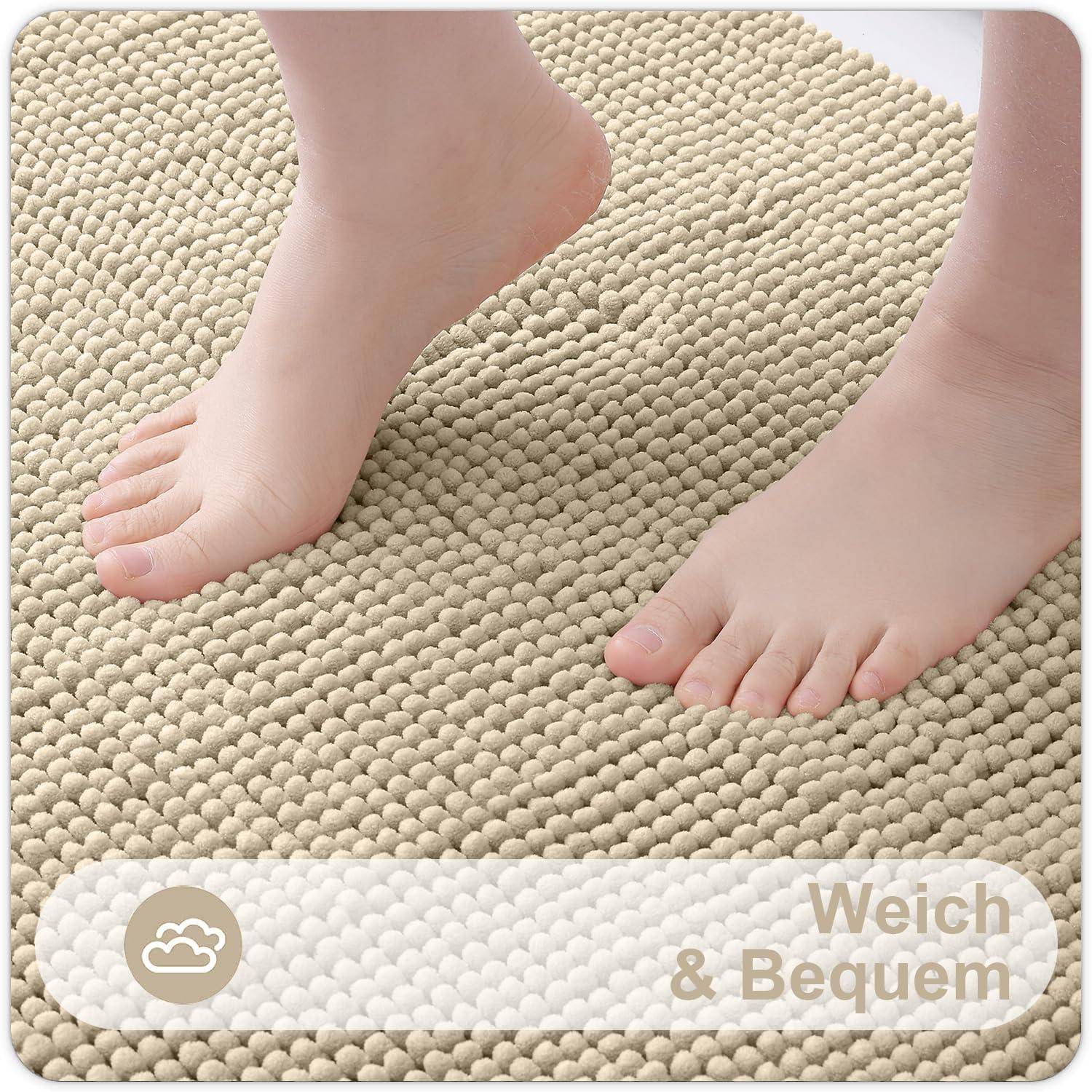 Zwei Füße stehen auf einer beigen, strukturierten Matte mit kleinen runden Noppen. Text in Überlagerung liest sich „Weich & Bequem