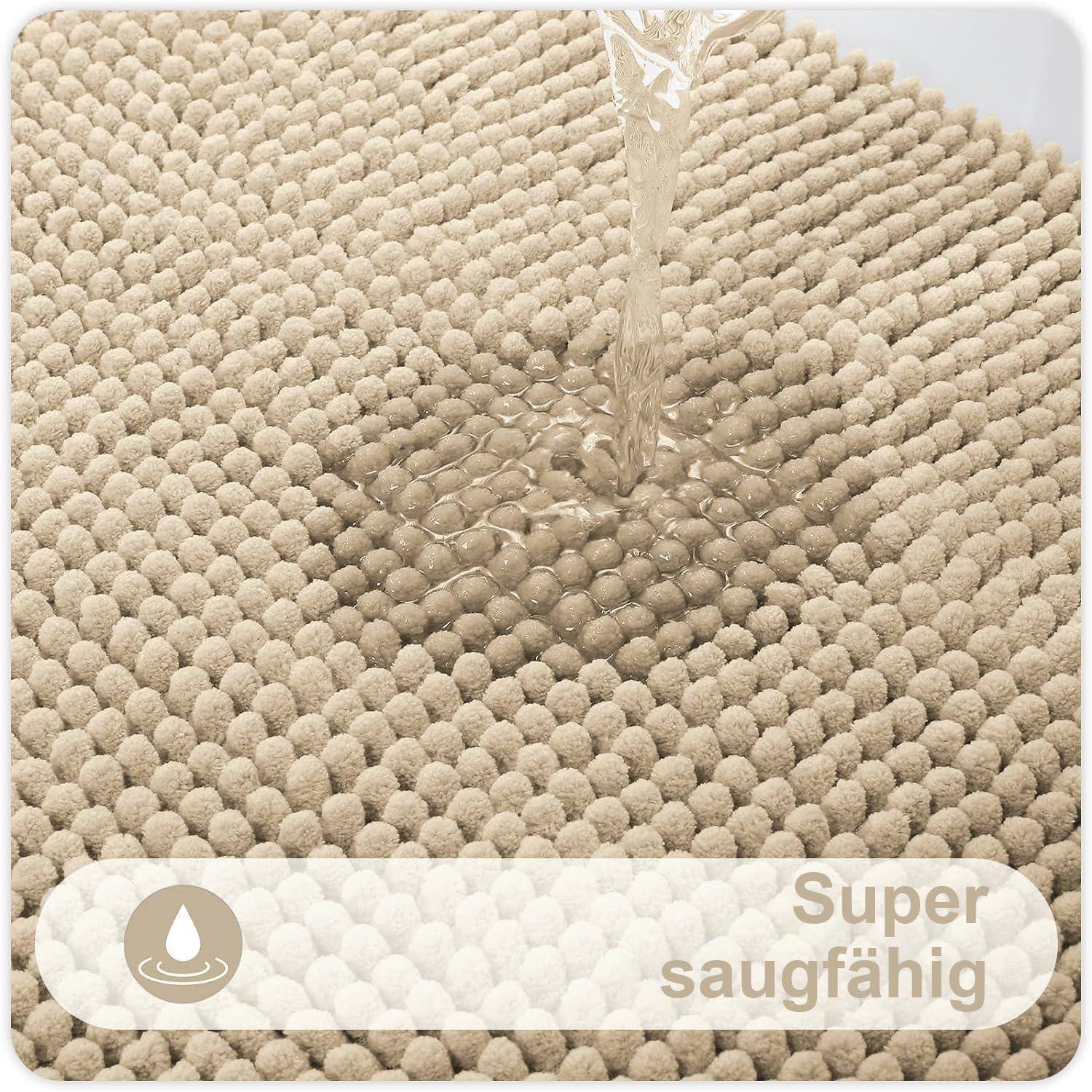 Wasser wird auf eine beige, strukturierte Matte gegossen, was eine hohe Saugfähigkeit demonstriert. Text liest sich 'Super saugfähig'.