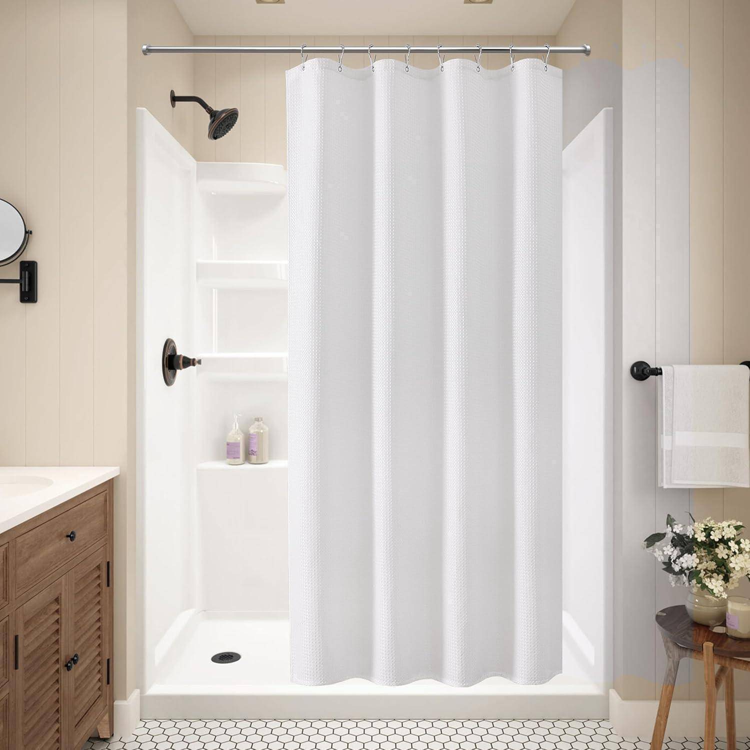Ein modernes Badezimmer präsentiert einen weißen Duschvorhang, einen Waschtisch aus Holz mit zwei Waschbecken und sechseckigen Bodenfliesen, wodurch ein klarer, minimalistischer Look entsteht.