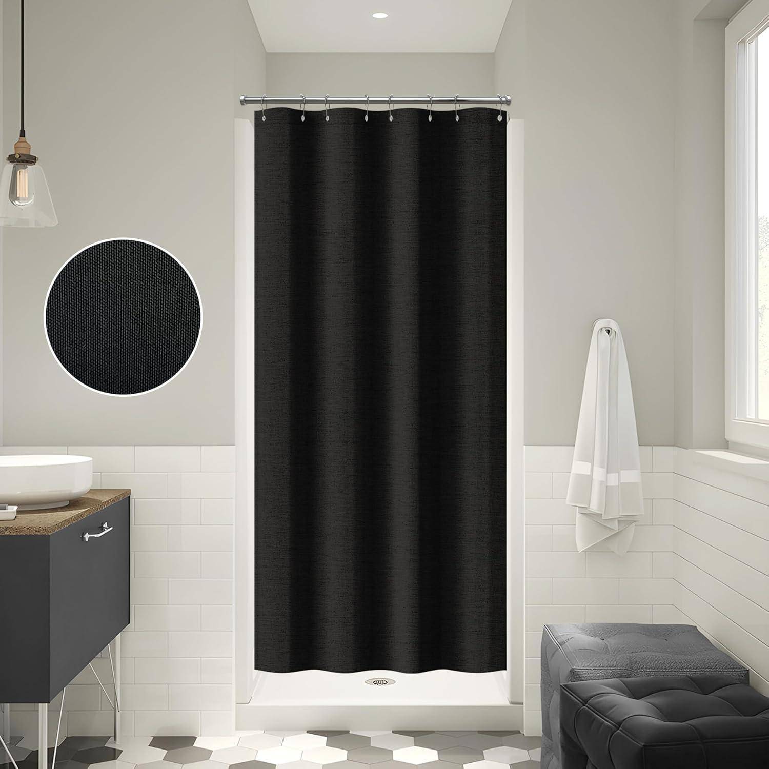Ein modernes Badezimmer mit einem schwarzen Duschvorhang, weißen Fliesen und einer kreisförmigen Leuchte. Eine Nahaufnahme zeigt die Textur des Vorhangs.