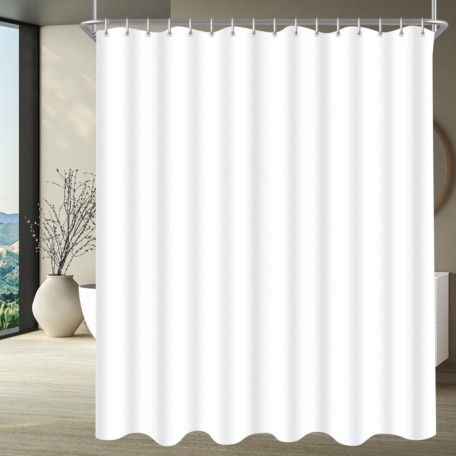 Ein weißer Duschvorhang in einem modernen Badezimmer mit einem großen Fenster, das einen Bergblick zeigt.