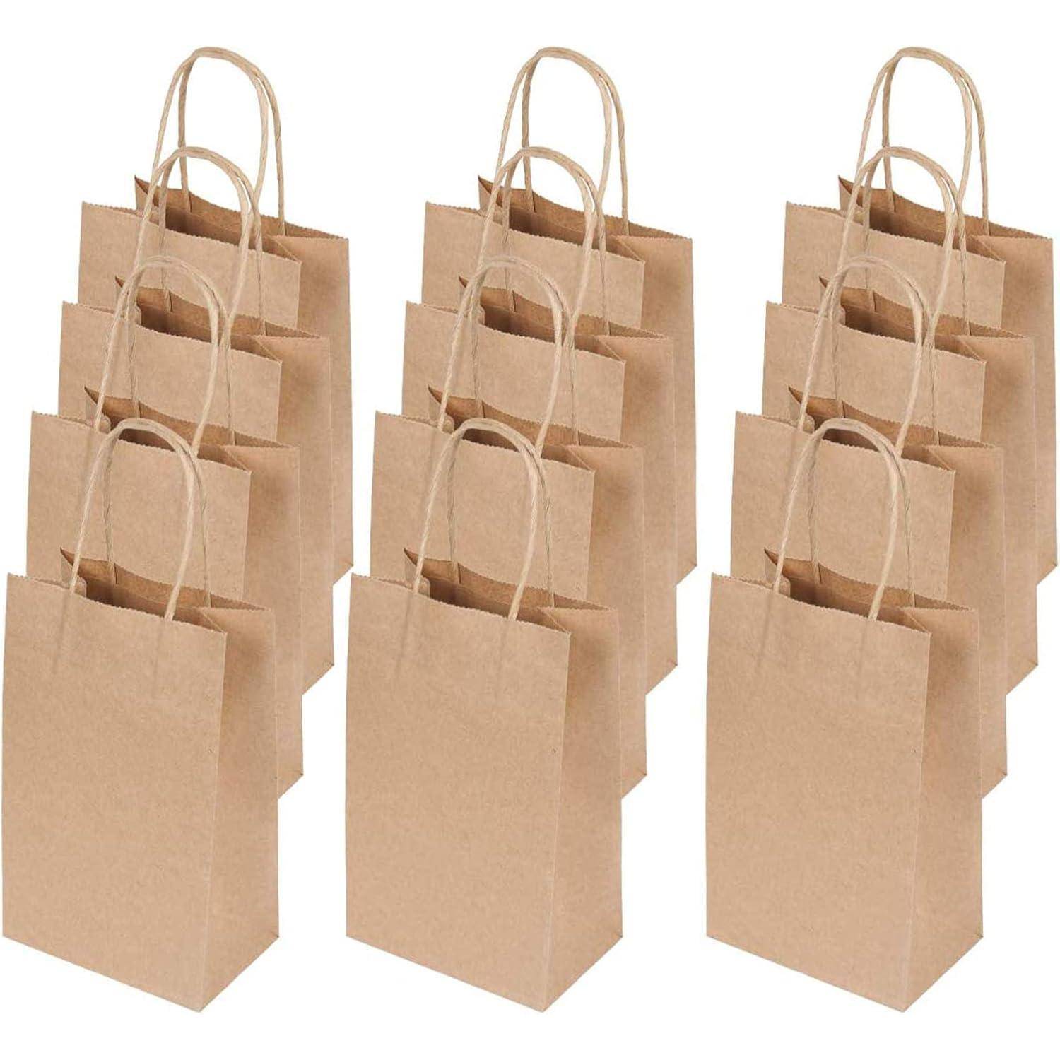 Zwölf schlichte braune Papiertüten mit Henkeln sind in drei Reihen angeordnet. Die Tüten stehen aufrecht und sind in ihrem Design identisch.